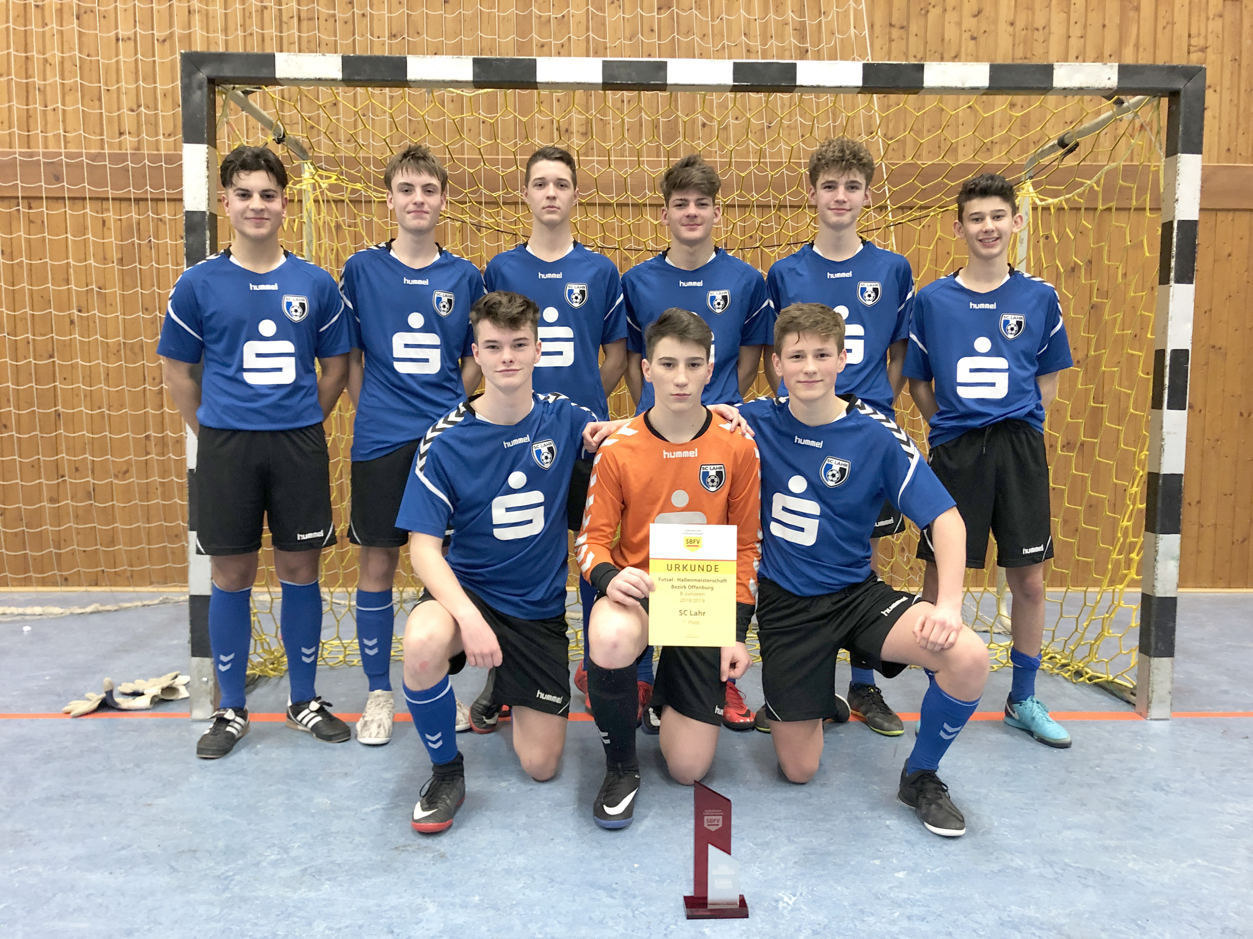 Stehend v.l.: Azda Celik, Dennis Krieg, Markus Depner, Tim Eichhorn, Gregor Lebfromm und Mehmet Eldiven. Knieend v.l.: Leon Plocher, Max Winkler und Leonard Reiß.