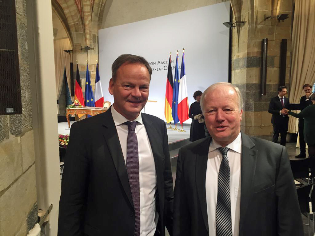Landrat Frank Scherer (l.) und CDU-Bundestagsabgeordneter Peter Weiß bei der Unterzeichnungszeremonie in Aachen