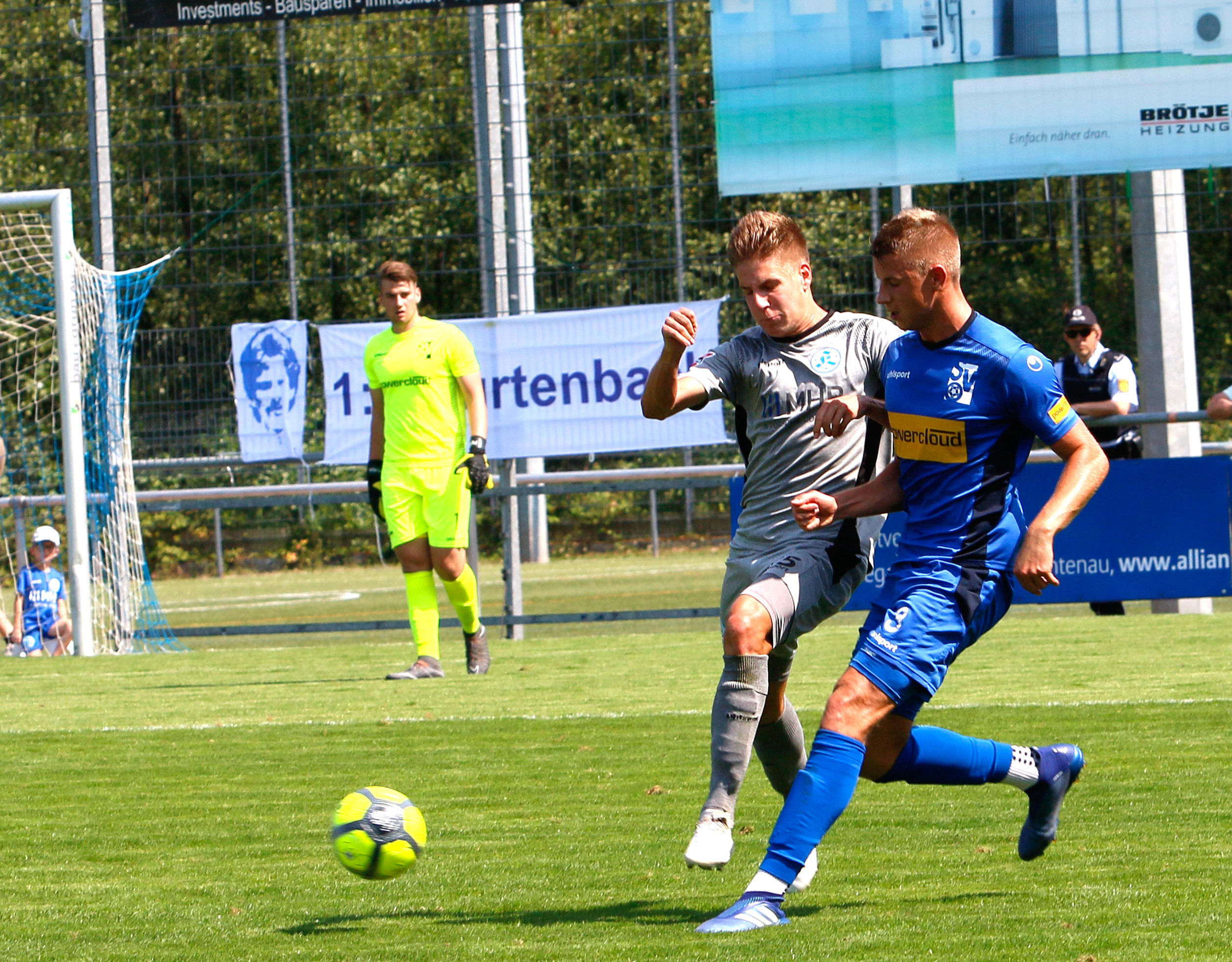 Szene aus dem Hinspiel, das der SV Oberachern mit 3:1 gegen die Stuttgarter Kickers gewonnen hatte.