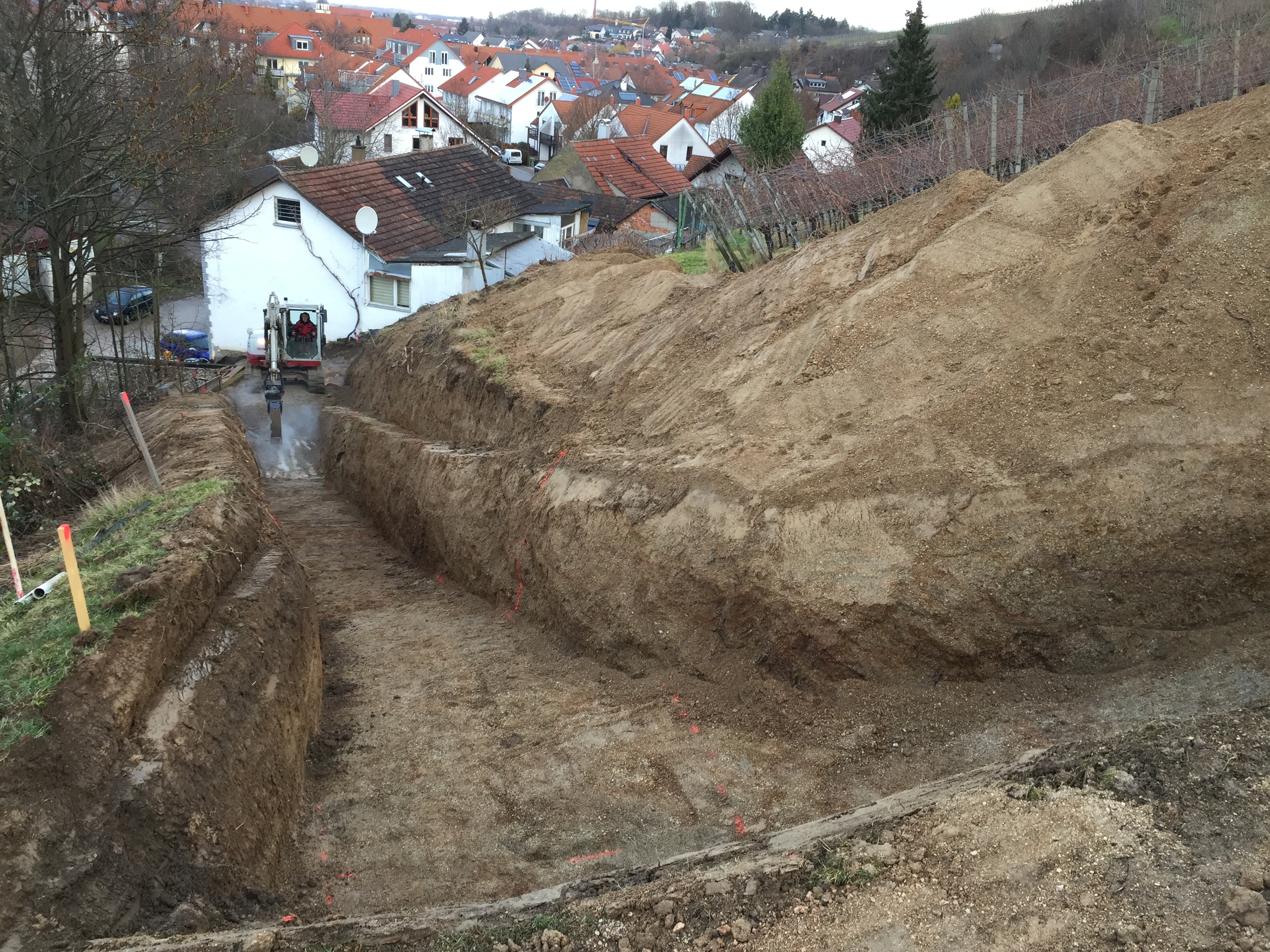 Bei den Grabenarbeiten im steilen Gelände muss teilweise auch Fels zerkleinert und ausgebaut werden.