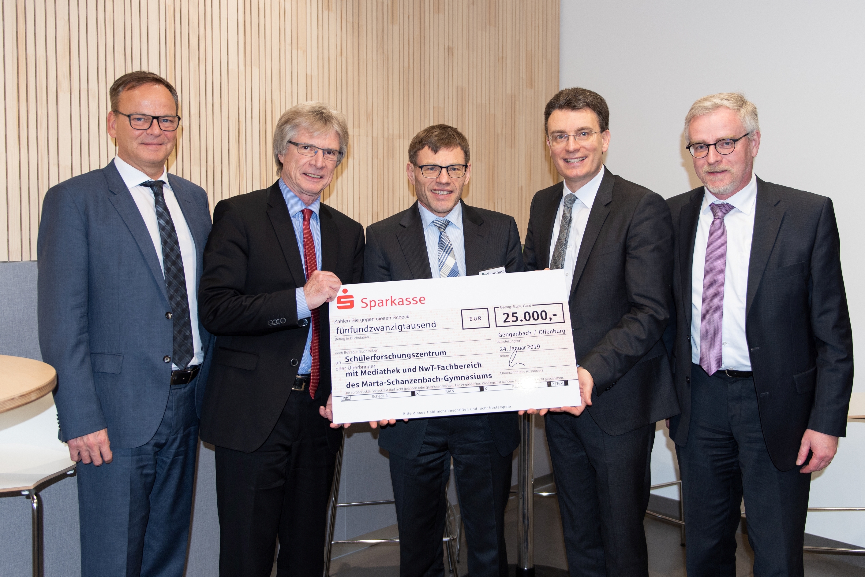 Landrat Frank Scherer (v. l.), Vorstand Alois Lehmann, Hans-Peter Möschle, Bürgermeister Thorsten Erny und Geschäftsführer Klaus Fey bei der Scheckübergabe für das Schülerforschungszentrum in Gengenbach