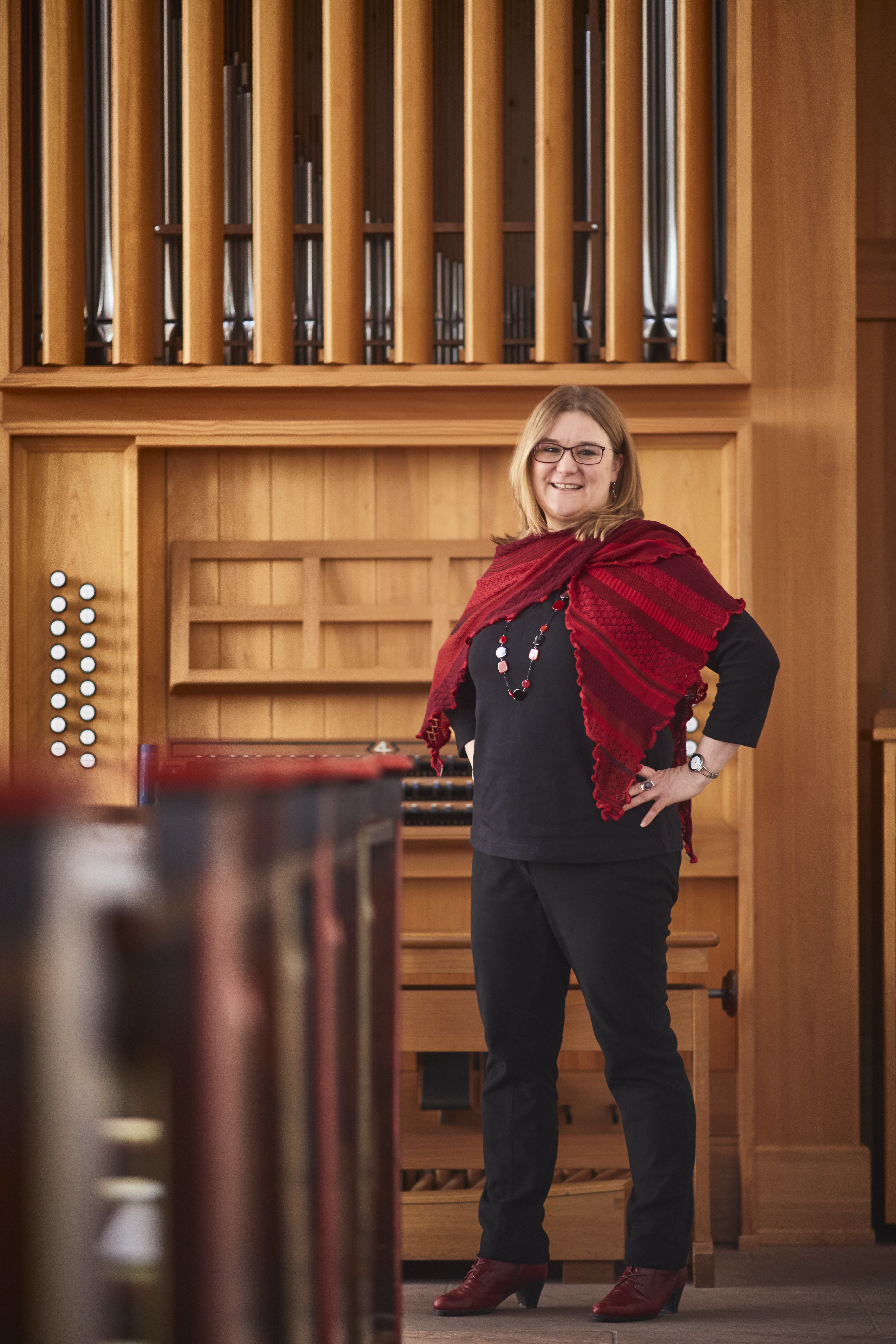 Carola Maute vor der größten der drei Kehler Kirchenorgeln in der Friedenskirche am Marktplatz, die sich bestens für Konzerte eignet.