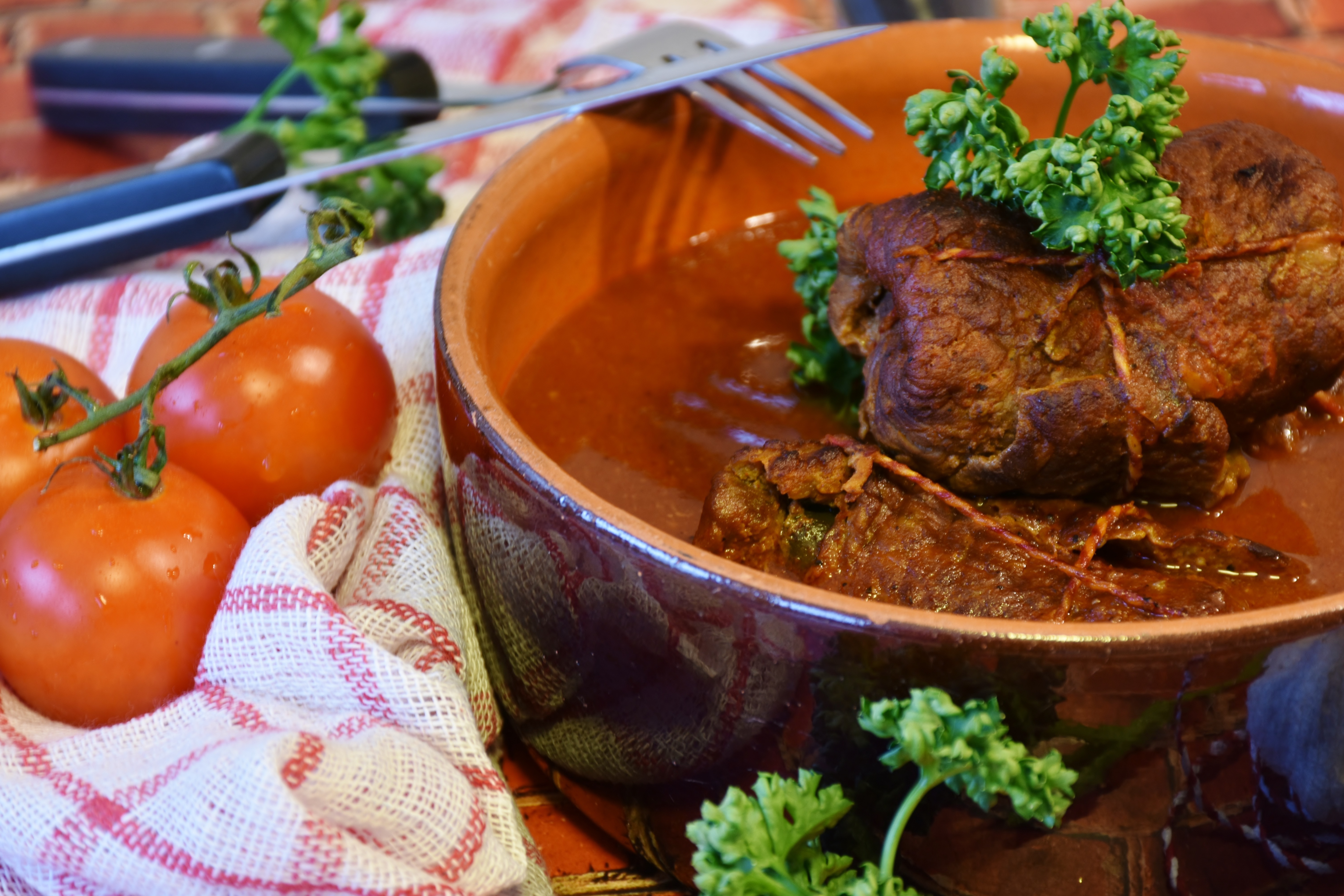 Saftige Rinderrouladen in dunkler Soße sind der Deutschen liebstes Essen.