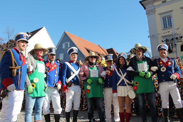 Die Ranzengarde mit Baubürgermeister Oliver Martini (v. l.), Bürgermeister Hans-Peter Kopp und Oberbürgermeister Marco Steffens nach dem Sturm | Foto: gro