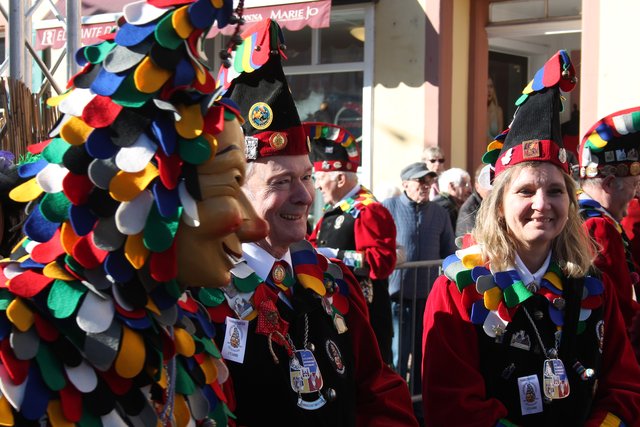 Altzunftmeister Klaus Hansert und Martina Benz vom Narrenrat | Foto: gro