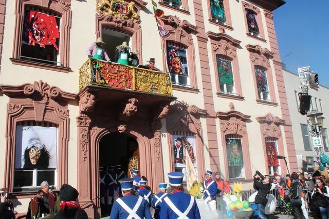 Noch lachen Oberbürgermeister und Beigeordnete... | Foto: gro