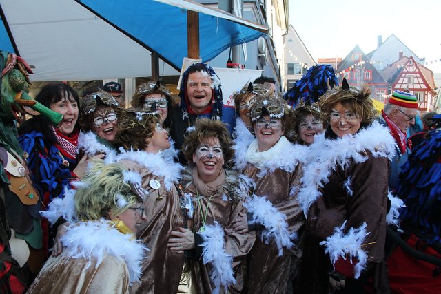 OB in charmanter Gesellschaft: Die Eulen aus Malsch machten ihre Aufwartung. Ganz links im Bild Marlene Wieland, Zunftmeisterin der Krabbenaze | Foto: gro