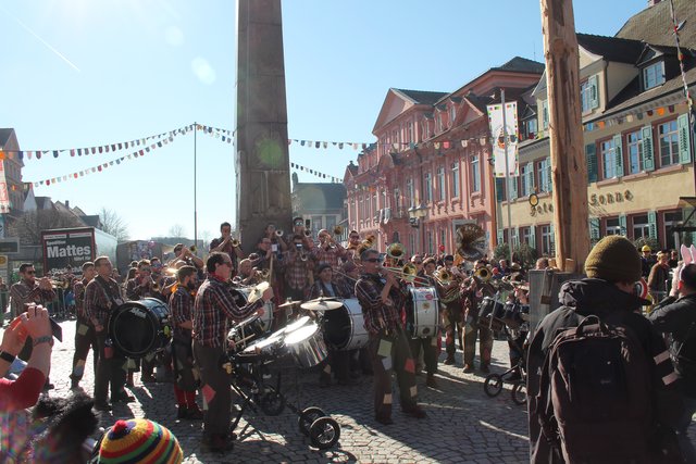 De Schrottpäperer sorgen für Stimmung | Foto: gro