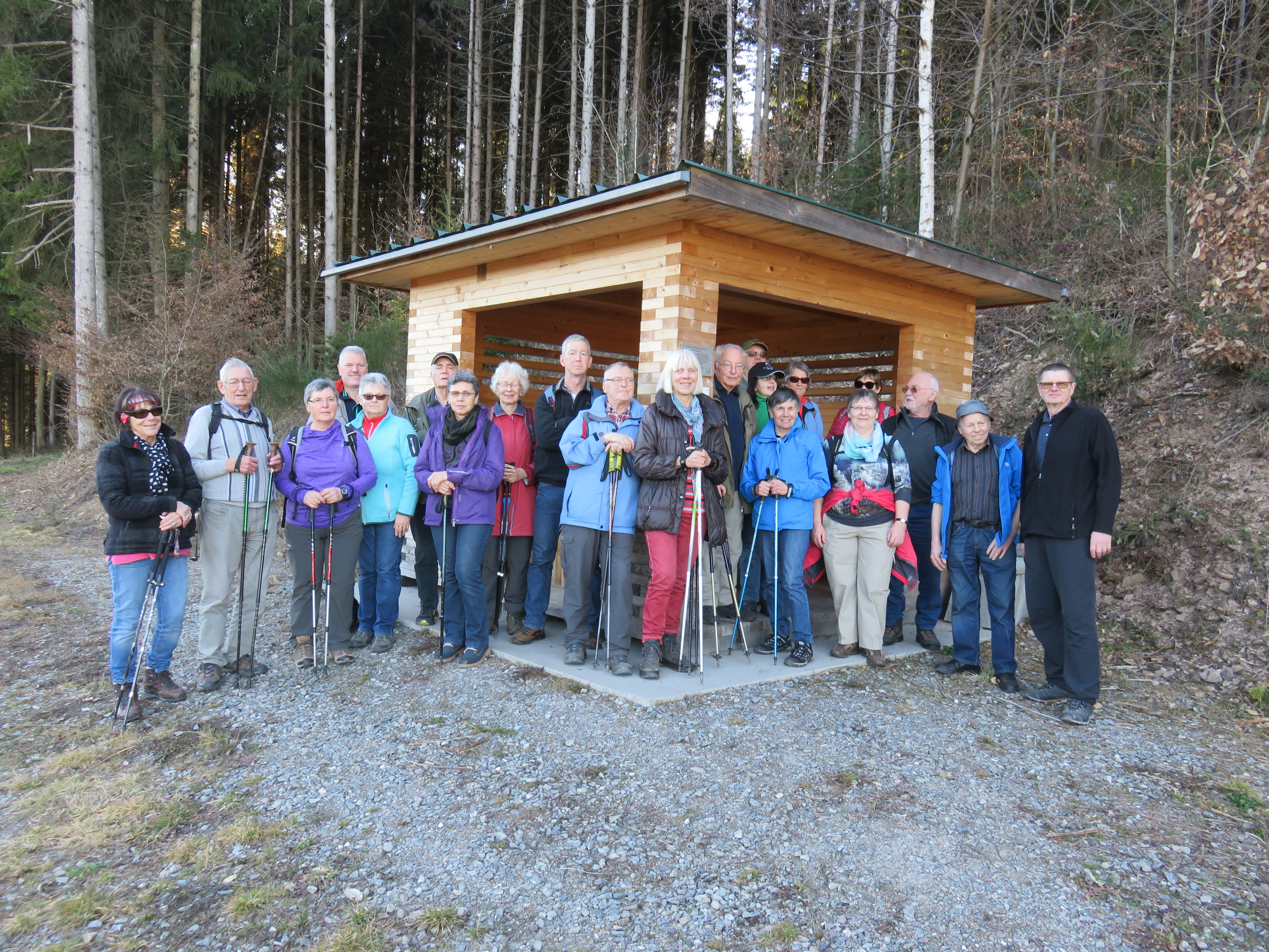 Die Wandergruppe bei einer Rast an der Helmut-Rau-Hütte