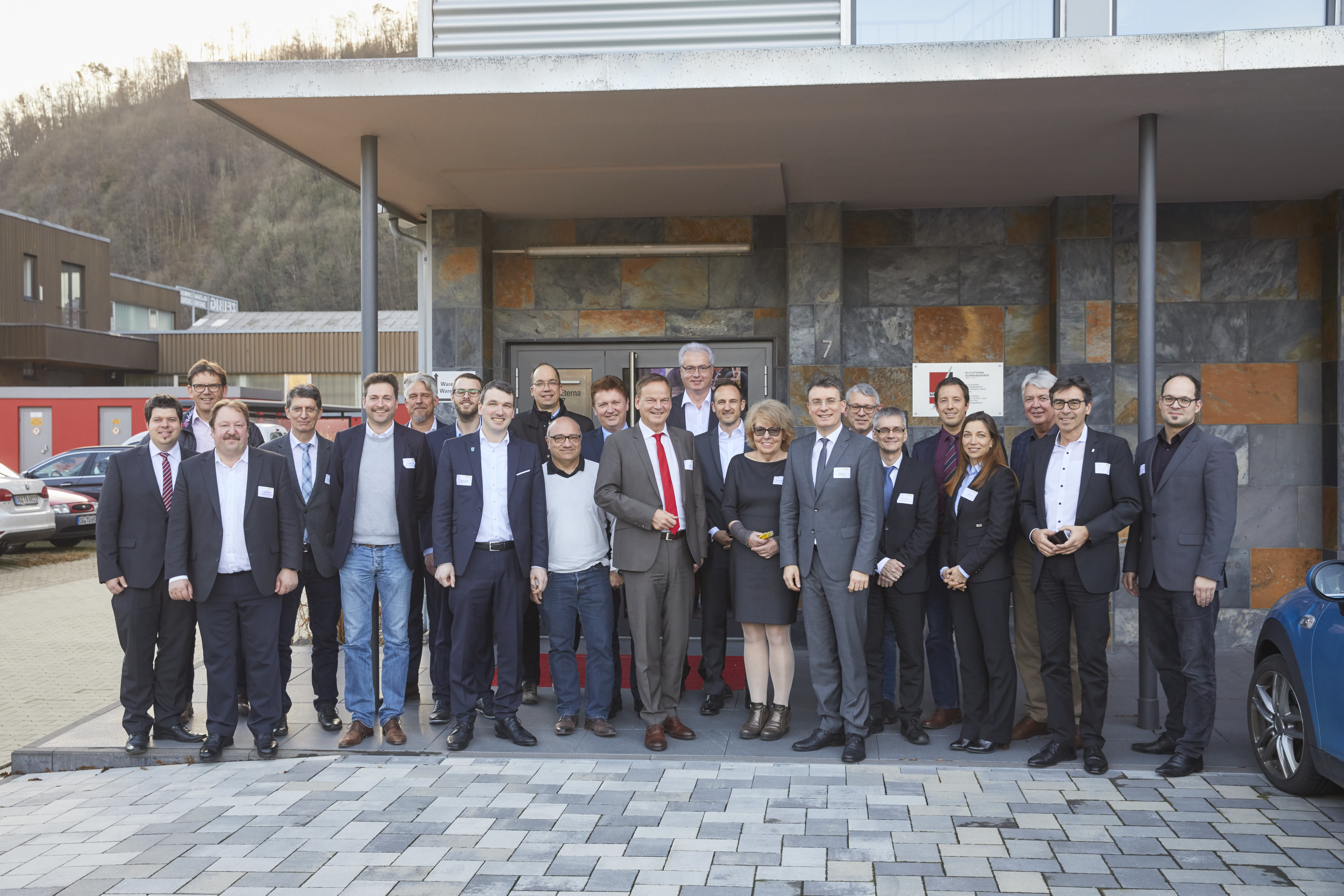 Andreas König (Bürgermeister Durbach), Frank-Peter Käßler (Deutsche Telekom), Christopher Beußel (Deutsche Telekom), Thomas Geppert (Bürgermeister Wolfach), Landrat Frank Scherer, Edeltraud Sylwasschy (Klio-Eterna), Thorsten Erny (WRO-Aufsichtsratsvorsitzender und Bürgermeister Gengenbach), Eugen Oberfell (Volksbank Mittlerer Schwarzwald), Petya Zasheva (WRO GmbH), Bernd Siefermann (Bürgermeister Renchen), Martin Aussmuth (Bürgermeister Hofstetten). Zweite Reihe: Thomas Schneider(Bürgermeister Fischerbach), Markus Staschenuk (Vodafone), Ingo Reinhard (Deutsche Telekom), Hilmar Möhlmann (Telefonica), Wolfgang Hermann (Bürgermeister Hausach), Dietmar Stiefel (Bürgermeister Achern), Dominik Fehringer (Geschäftsführer WRO GmbH), Uwe Gaiser (Bürgermeister Oppenau), Manuel Tabor (Bürgermeister Appenweier), Siegfried Scheffold (Bürgermeister Hornberg)