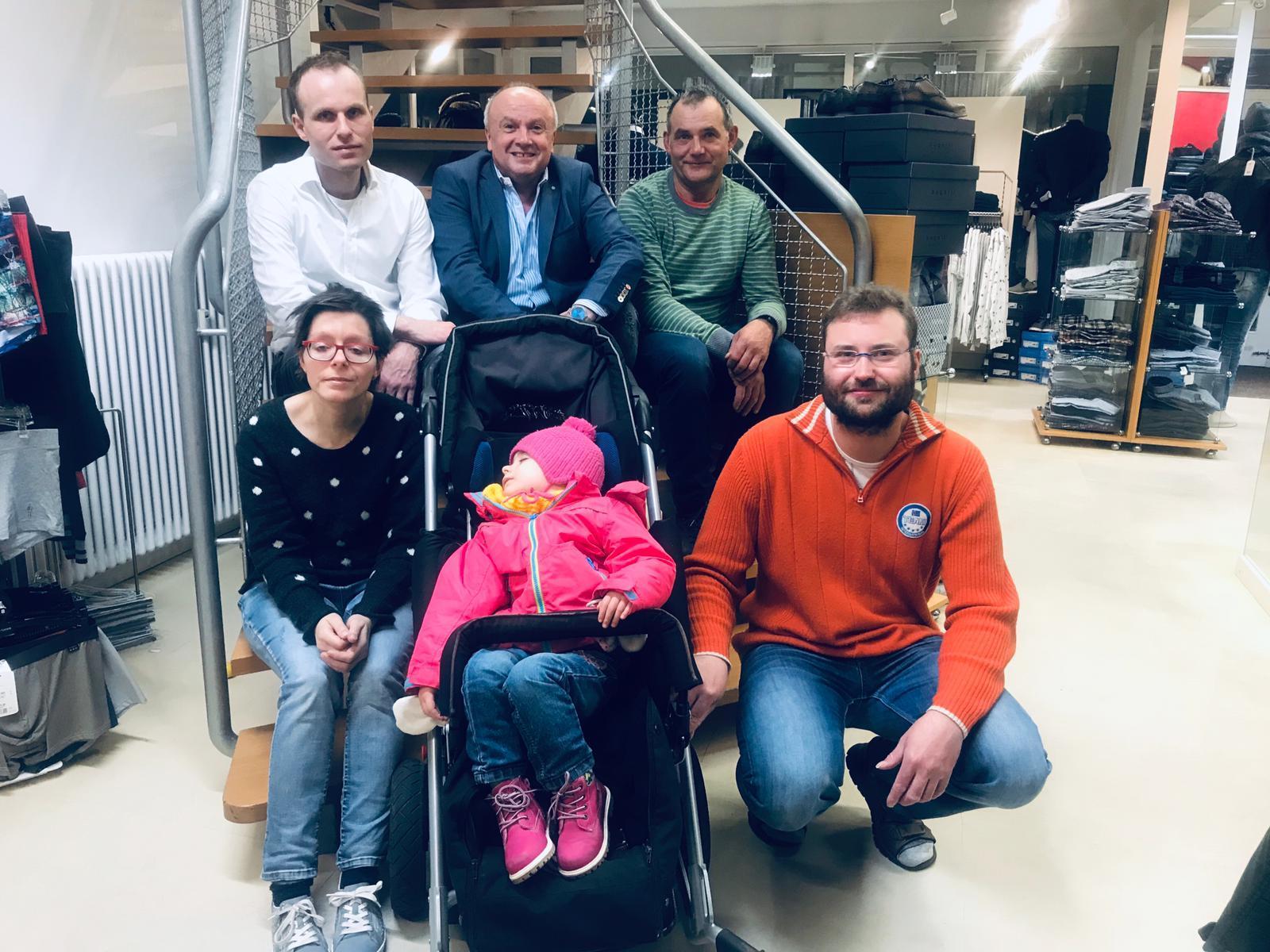 Bärenkind Sarina mit ihren Eltern Sabine und Tobias Roser (vorne) sowie vom Forum Hausach der Vorsitzende Martin Bruder (hinten von links), Erwin Moser und Ludwig Bächle