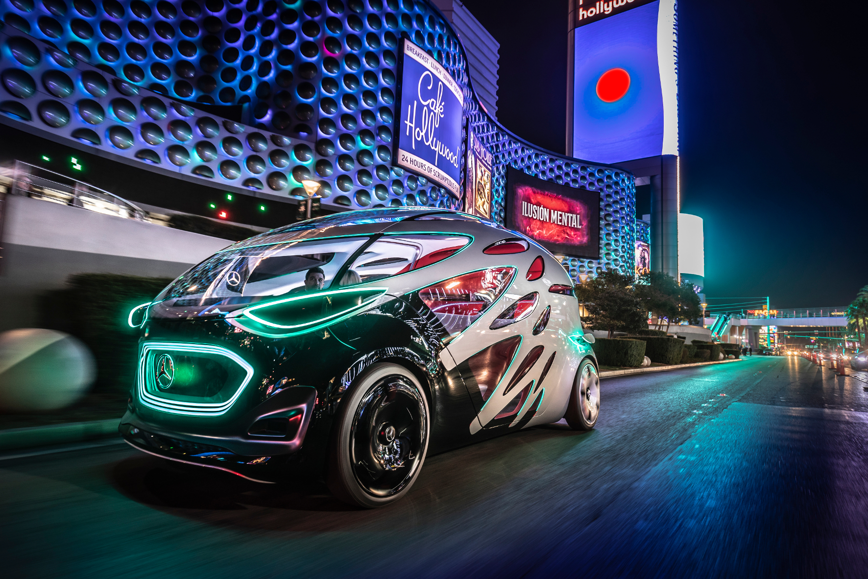 Zukunft mit Stern: Das Concept Car Mercedes-Benz „Vision Urbanetic“ leuchtet auf dem Las Vegas Strip.