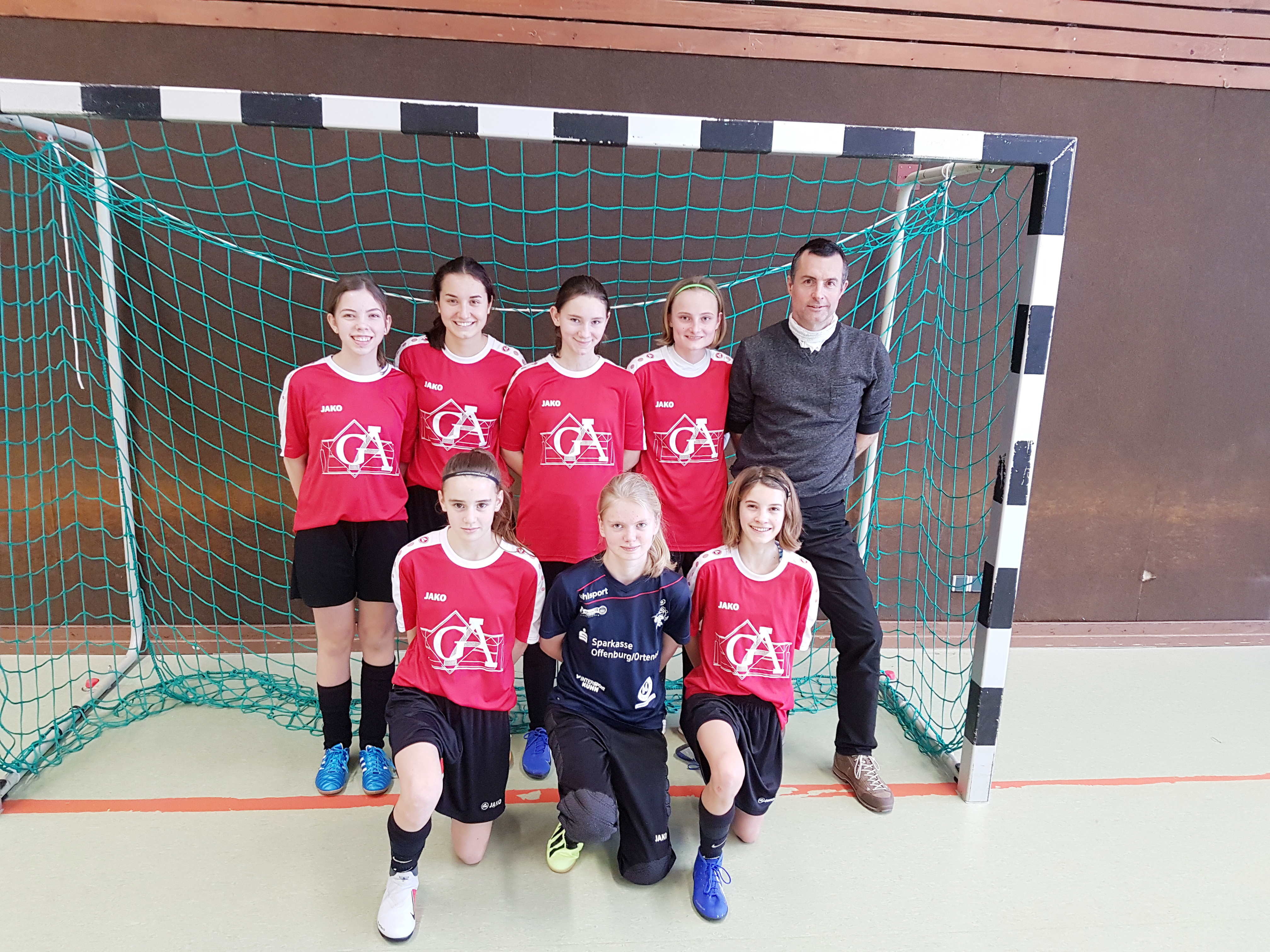 Auf dem Bild die Stammmannschaft des Acherner Gymnasiums mit Sportlehrer Veit Asam.