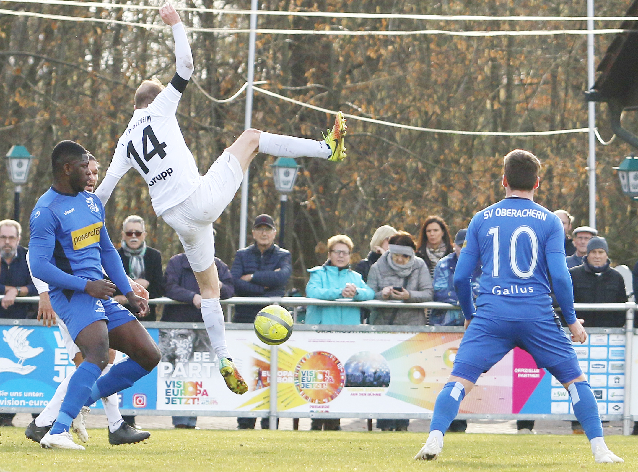 Szene aus dem Spiel Oberachern gegen Pforzheim. Rechts im Bild Gabriel Gallus, der per Elfmeter das 1:0 erzielte.