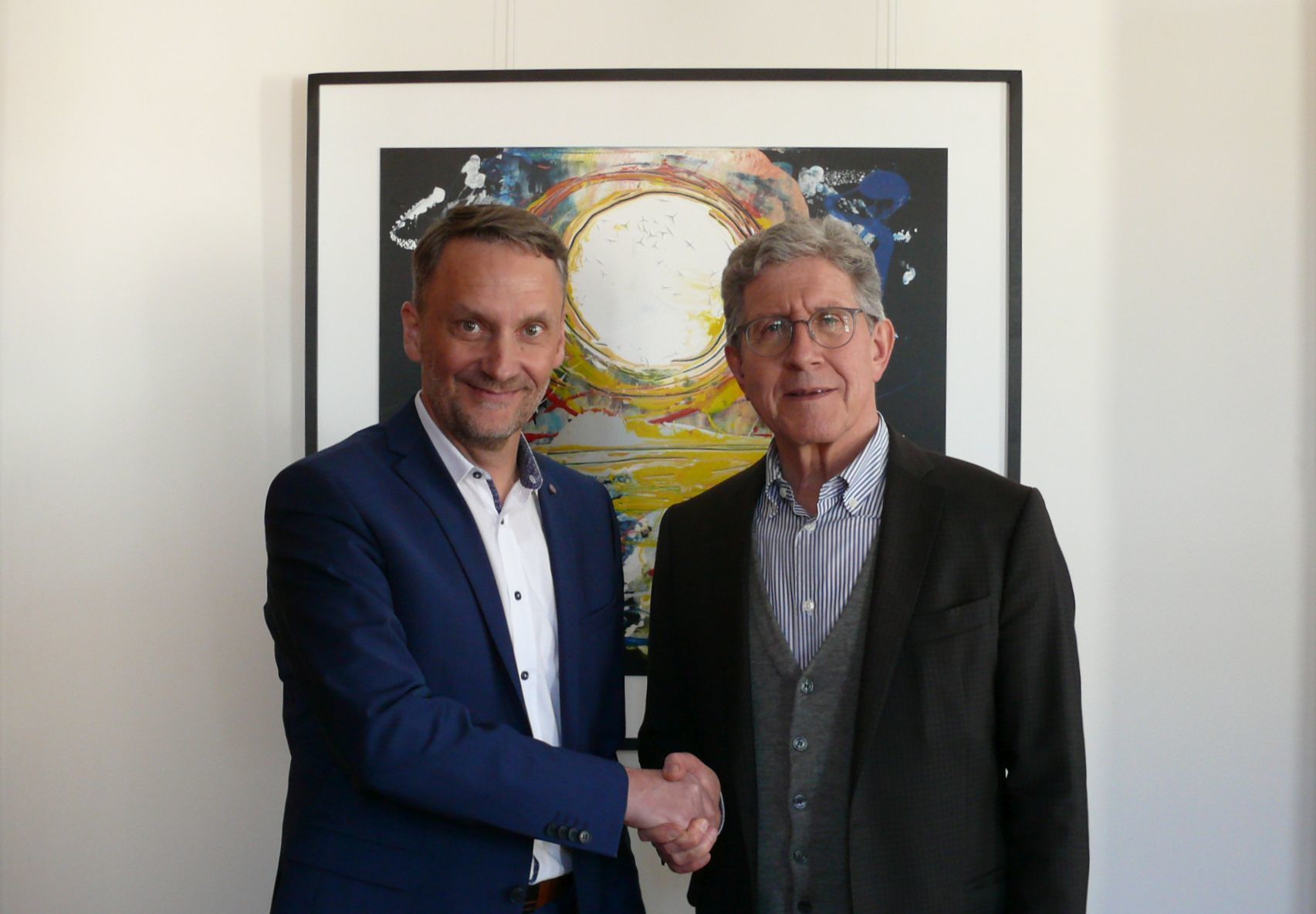 Oberbürgermeister Dr. Wolfgang G. Müller (rechts) gratuliert Markus Ibert zur Vertragsverlängerung