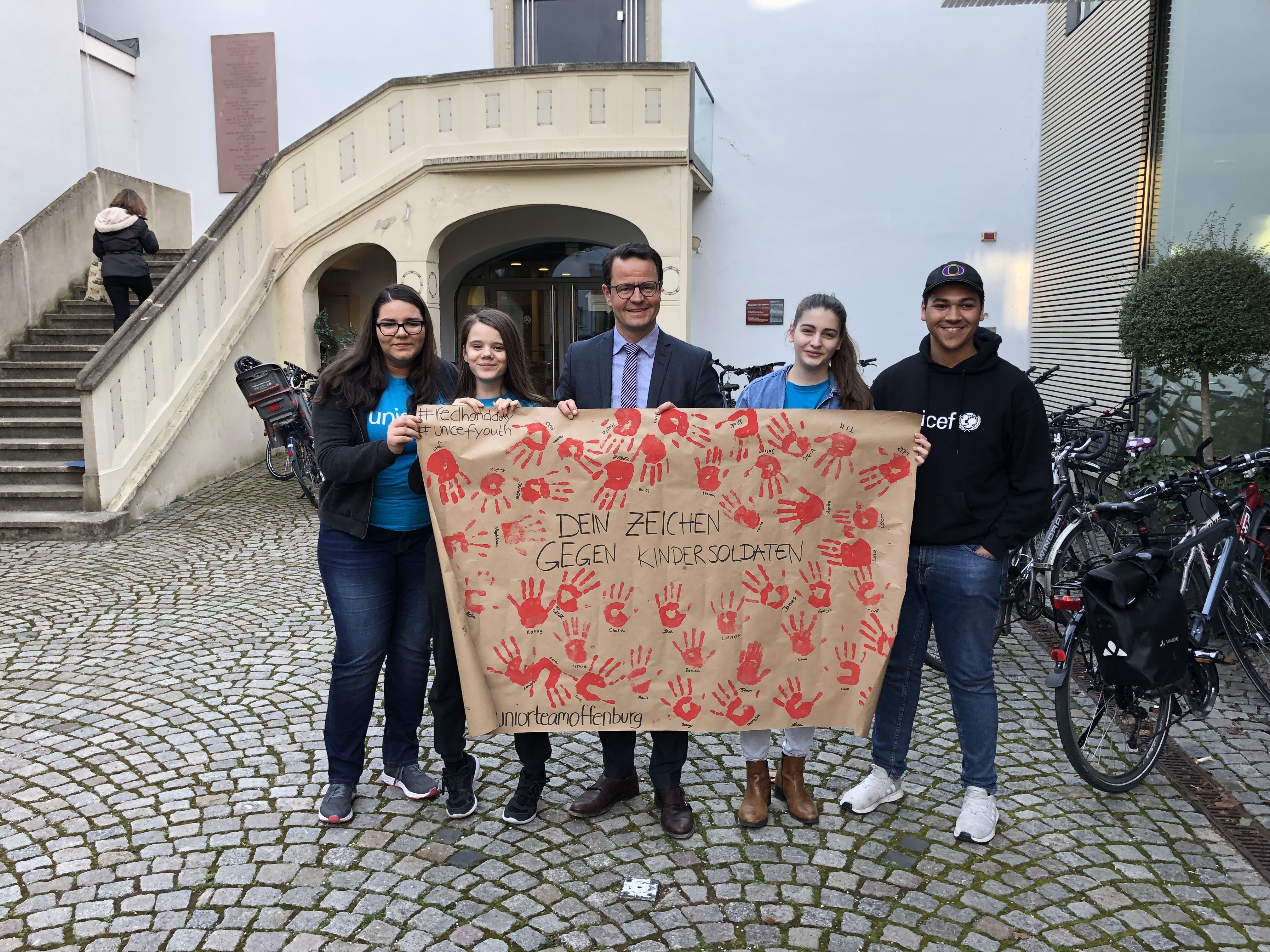Unser Foto zeigt Karina Ghaly (v. l.), Hannah Armbruster, OB Steffens, Chiara Ruf und Jess Mukeba bei der Übergabe vor dem Offenburger Salmen