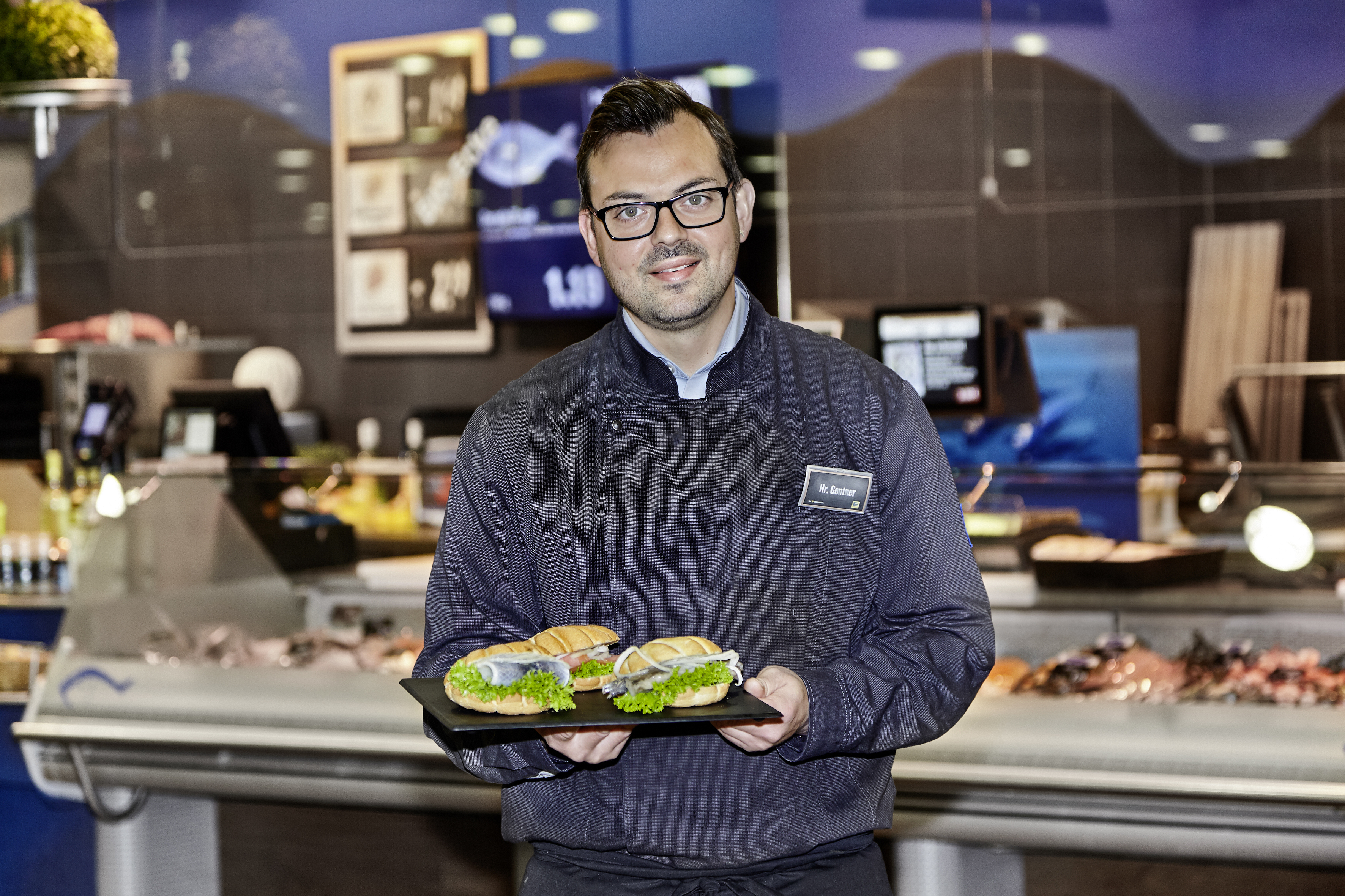 Florian Gentner, Abteilungsleiter Centeria und Frischfisch, E-Center, Offenburg empfiehlt Bismarckheringe mit Kartoffel-Gurkensalat.