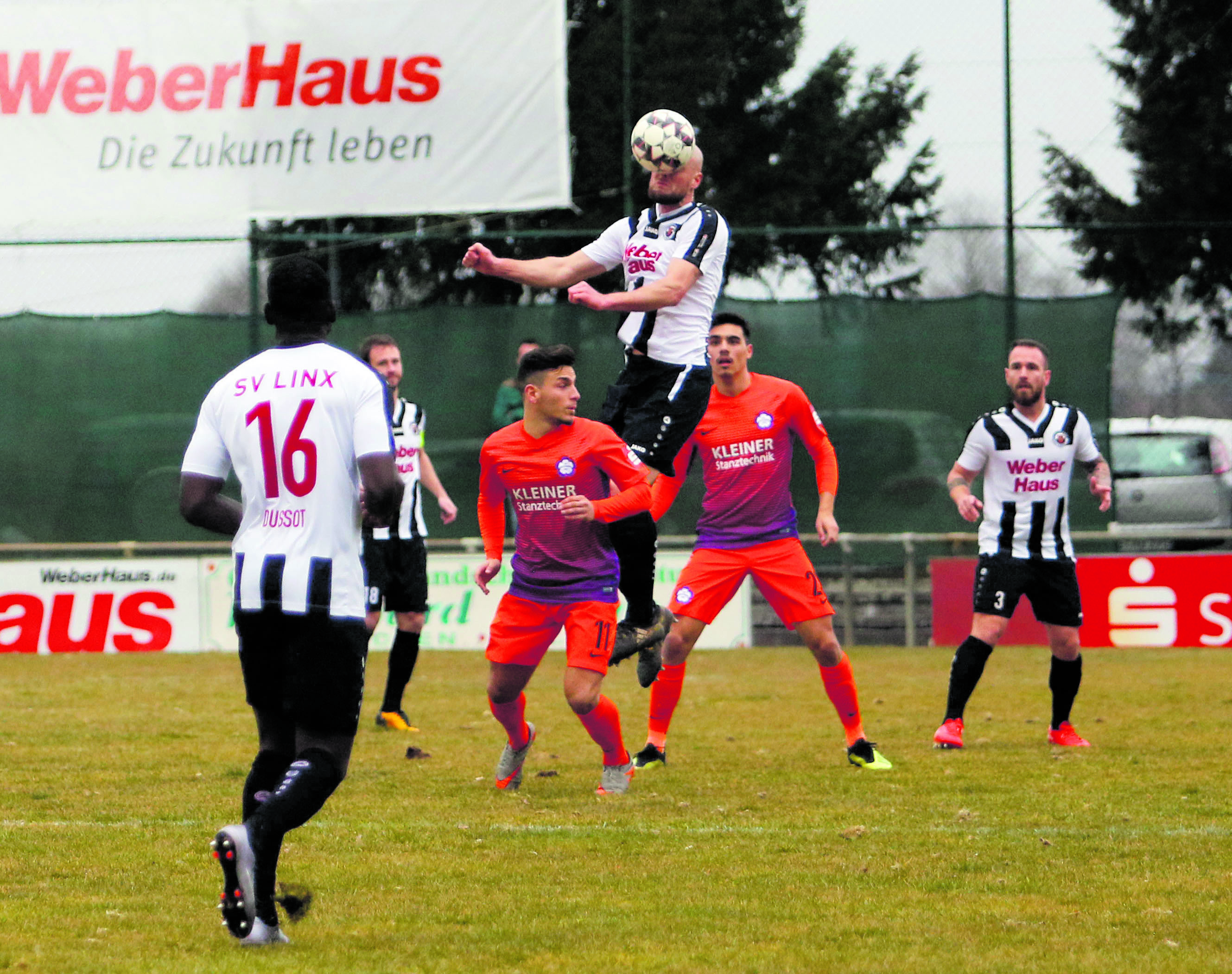 Der SV Linx (weißes Trikot) erkämpft sich ein Remis gegen den FC Nöttingen.