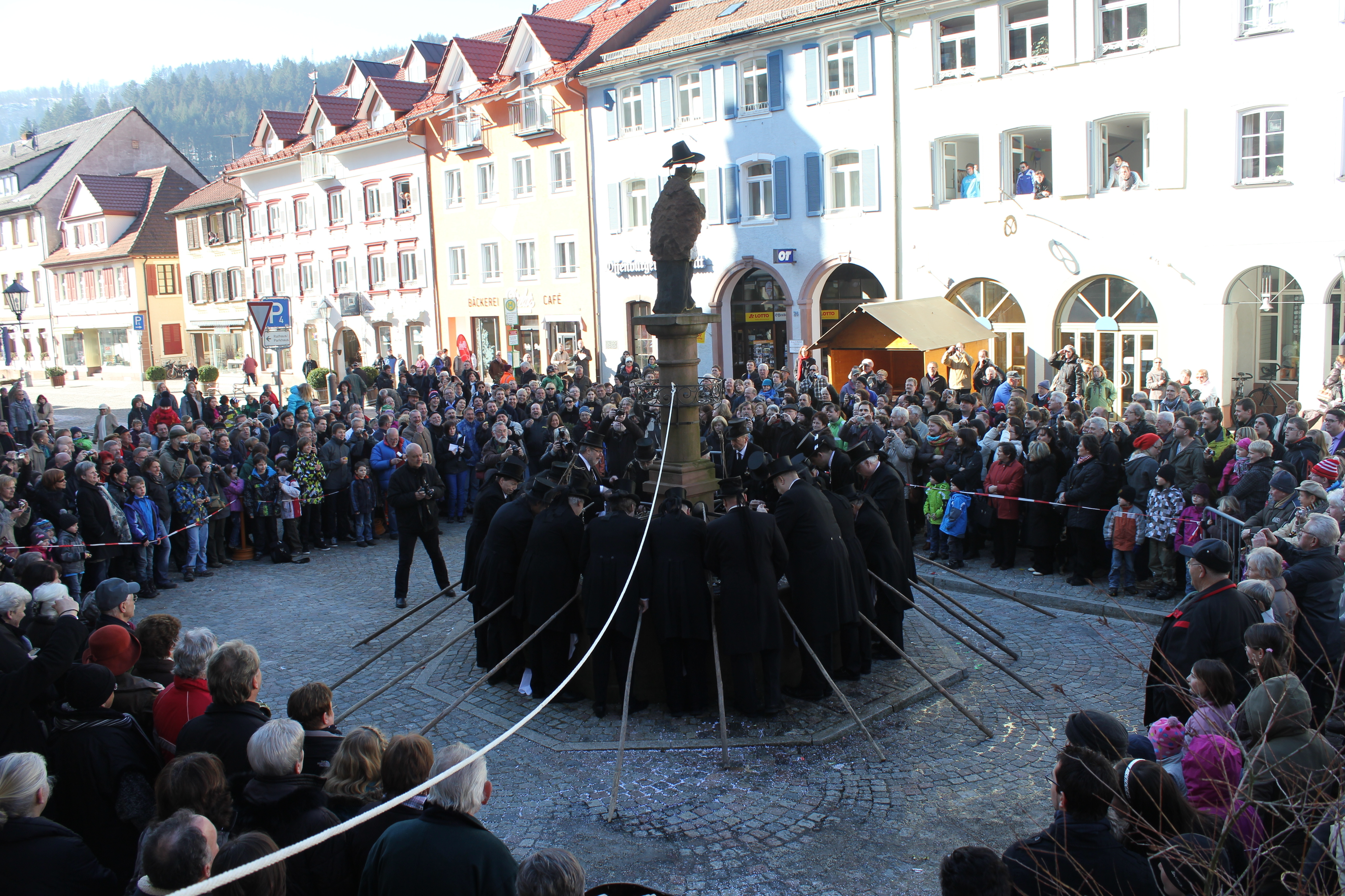 Die Fastnacht 2019 ist vorbei und in Wolfach wird heute, am Aschermittwoch ein Brauch zelebriert. Großes Wehklagen herrscht da bei der Geldbeutelwäsche.