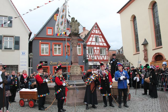 Trauer bei den Narren - dem Fastnachtskind geht es schlecht. | Foto: gro