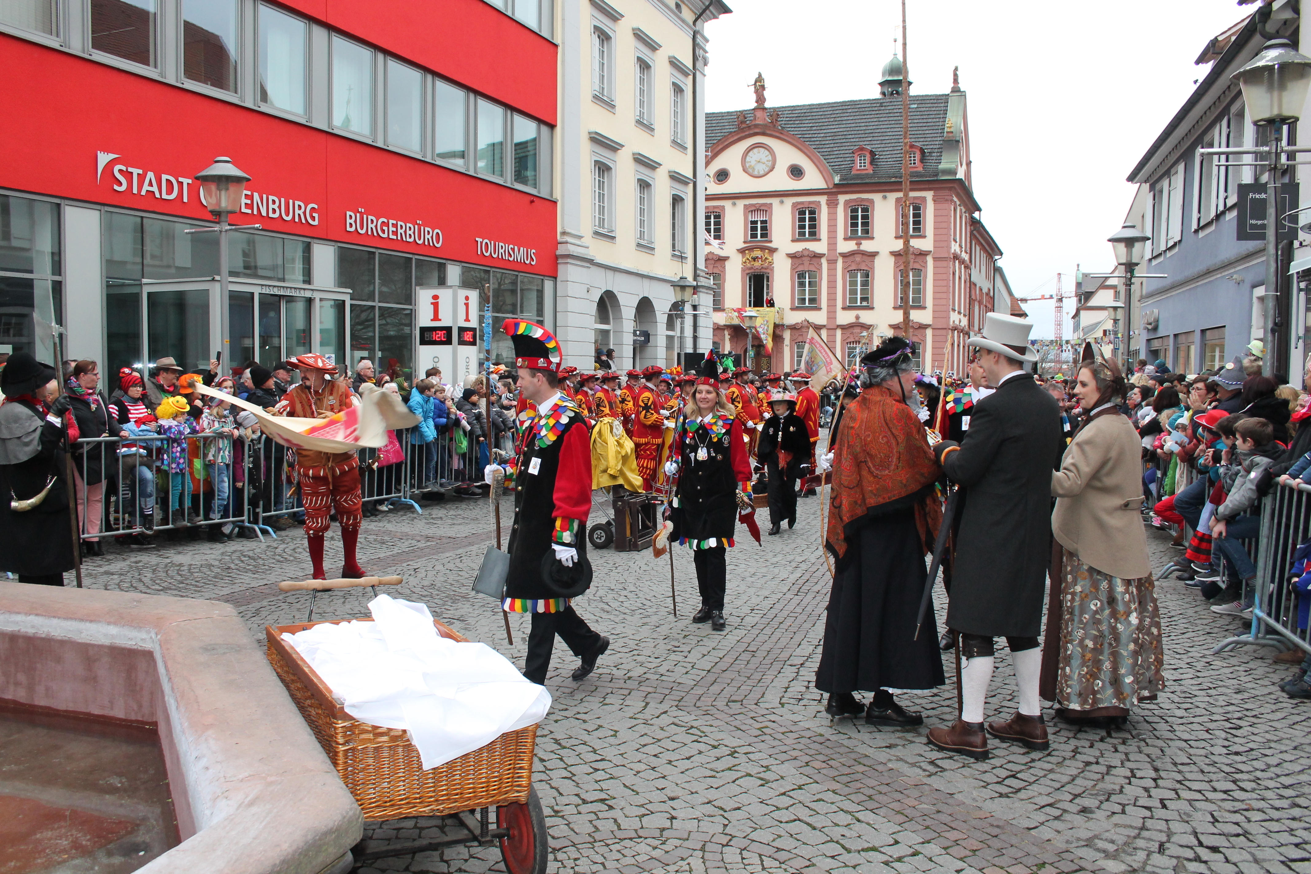 Die Althistorische Narrenzunft läuft am Fischmarkt ein.