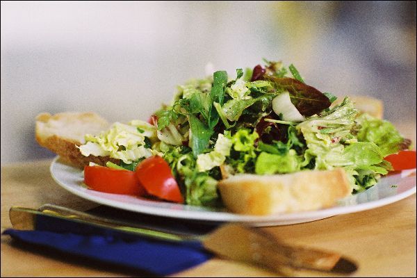 Das klingt nicht nach Fasten, ist aber ein Basenfasten-de-Luxe-Gericht: Salat von Brunnenkresse und Baby-Blattspinat mit gebratenen Morcheln und Süßkartoffel.