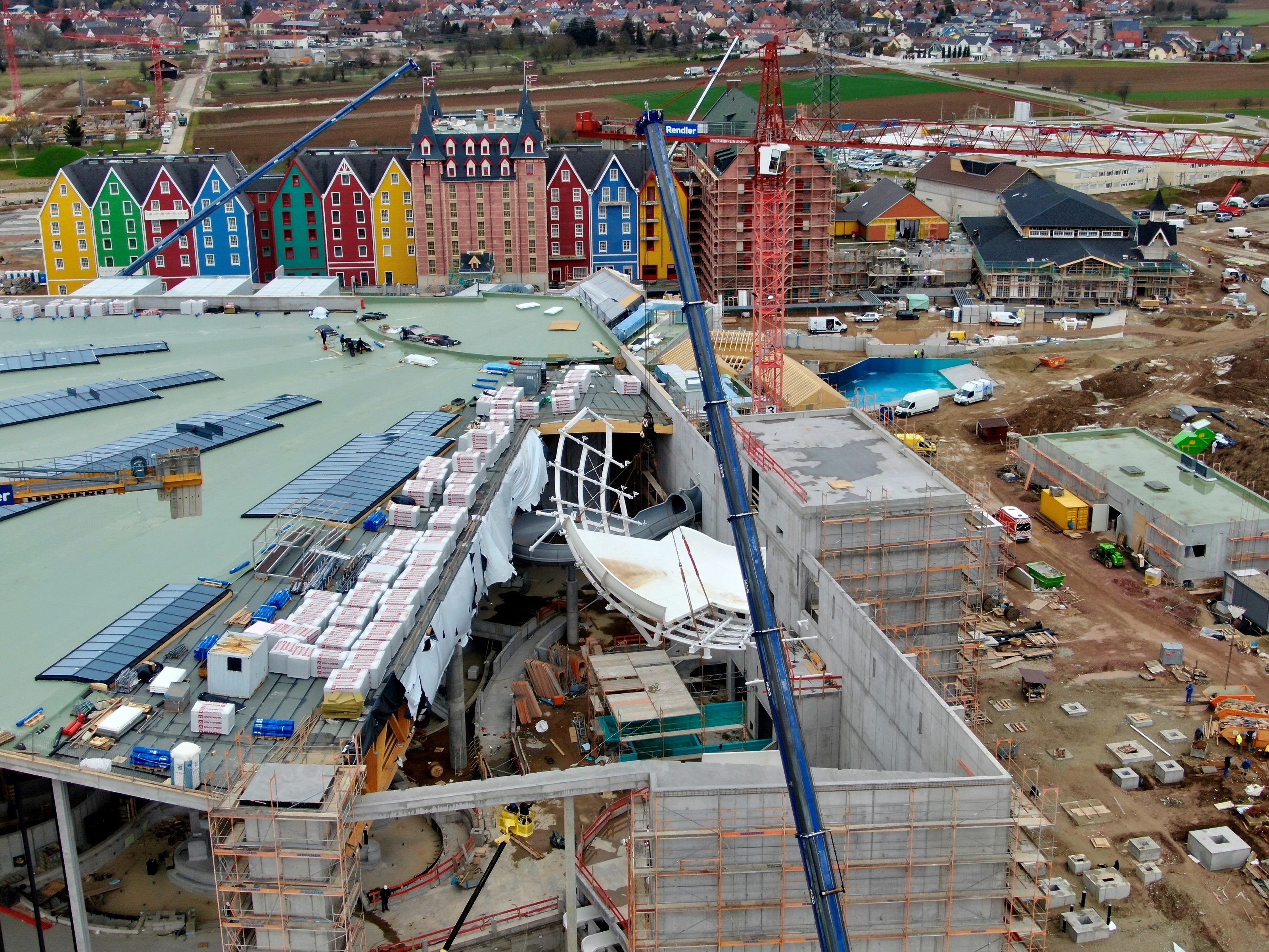 Das Element der „Tornado Wave“ schwebt durch die Dachkonstruktion.