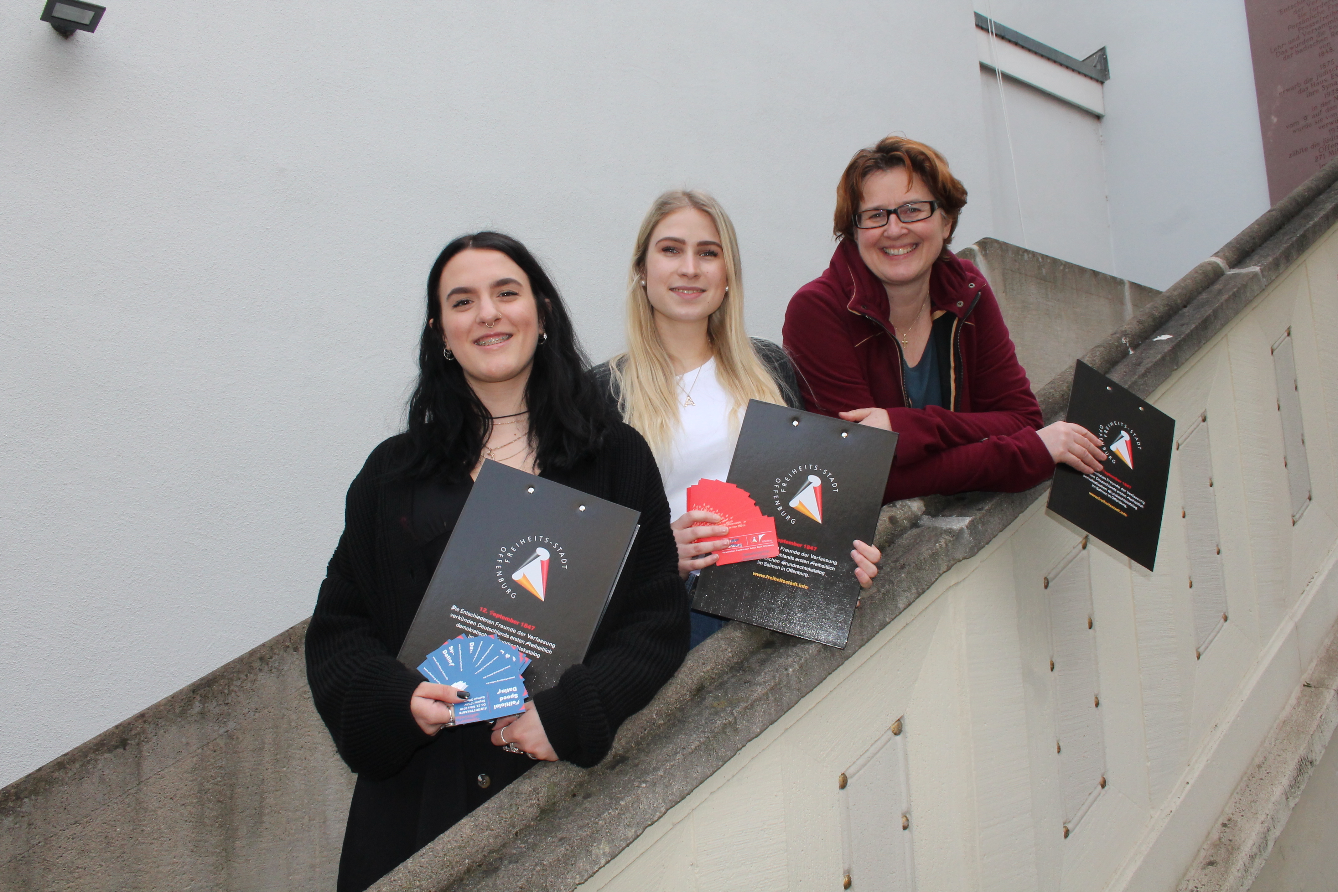 Andrea Benedek-Kaplar (v. l.) , Ann-Sophie Leitermann und Carmen Lötsch stellen das Political Speed Dating vor.