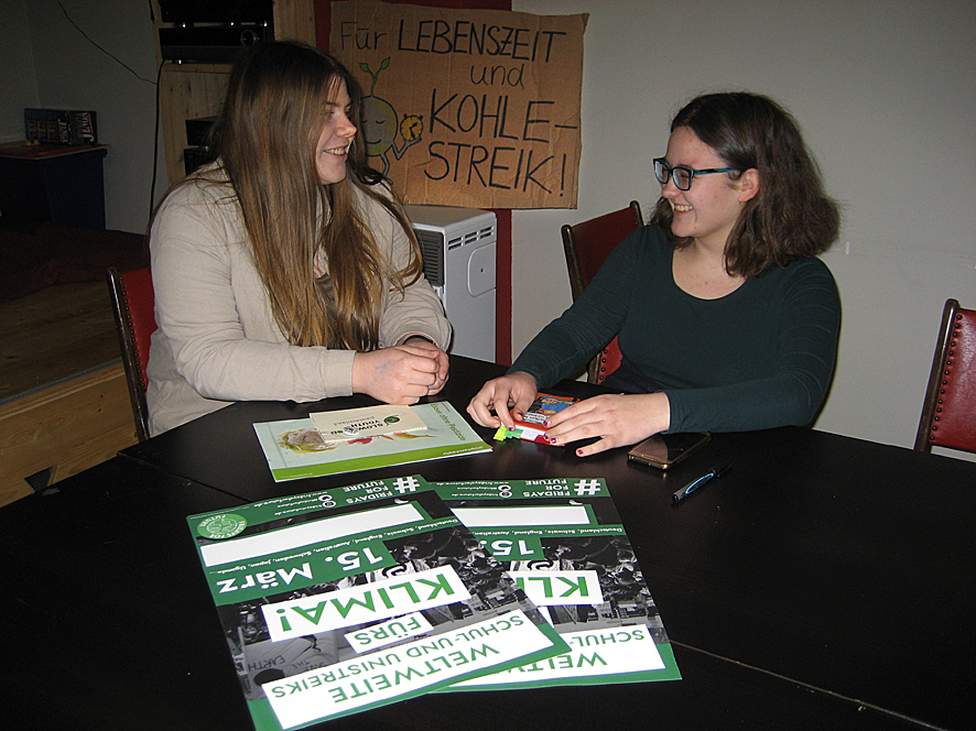 Annika Huber, Schülerin der Heimschule Lender in Sasbach, bei einem vorbereitenden Treffen mit Jana Schwab vom Offenburger Klostergymnasium