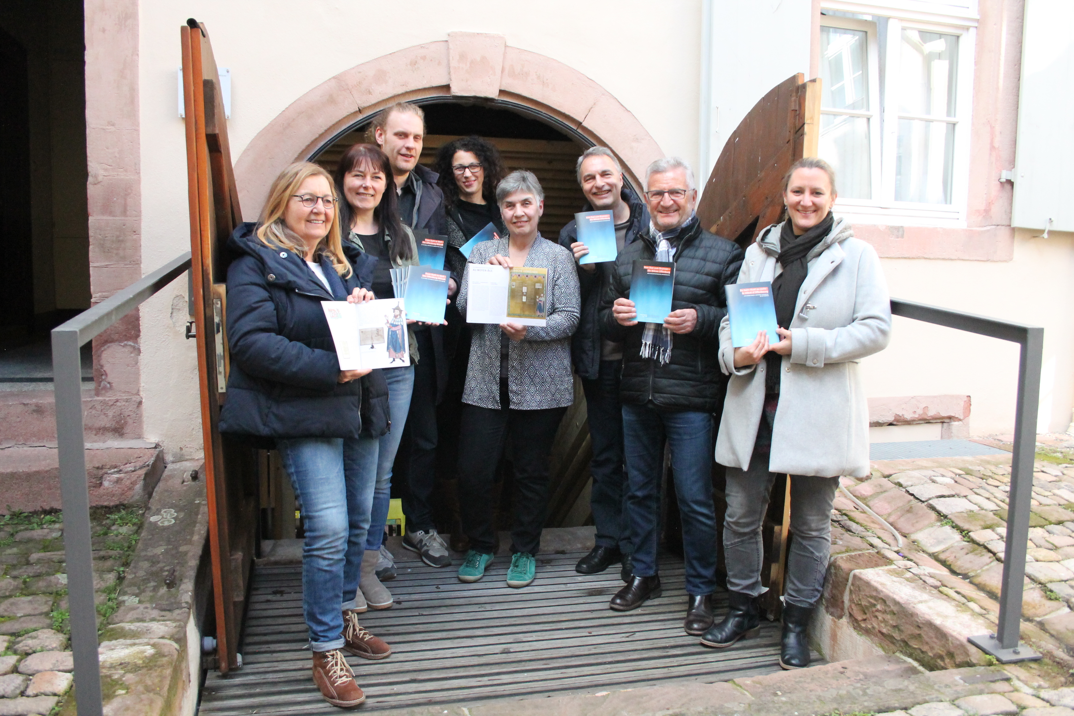 Zur Offenburger Mikwe gibt es nun eine mehrsprachige Broschüre: Gabriele Lauther (v. l.), Melanie Frühe, Steffen Krauth, Valerie Schoenenberg, Anne Junk, Wolfgang Gall, Robert Wacker und Nadine Rau vor dem Eingang.