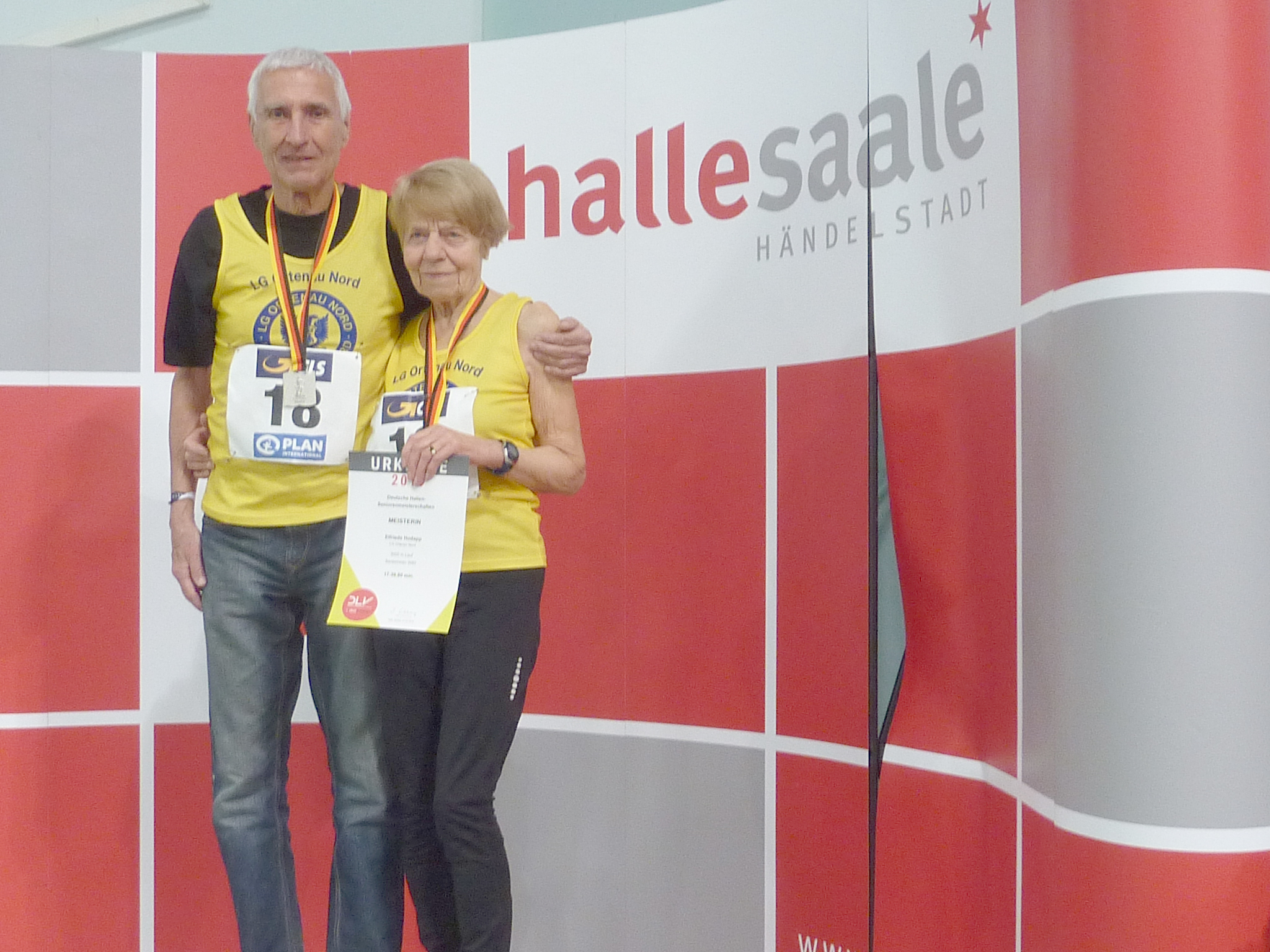Elfriede Hodapp und Peter Lessing nach der Siegerehrung in Halle an der Saale.