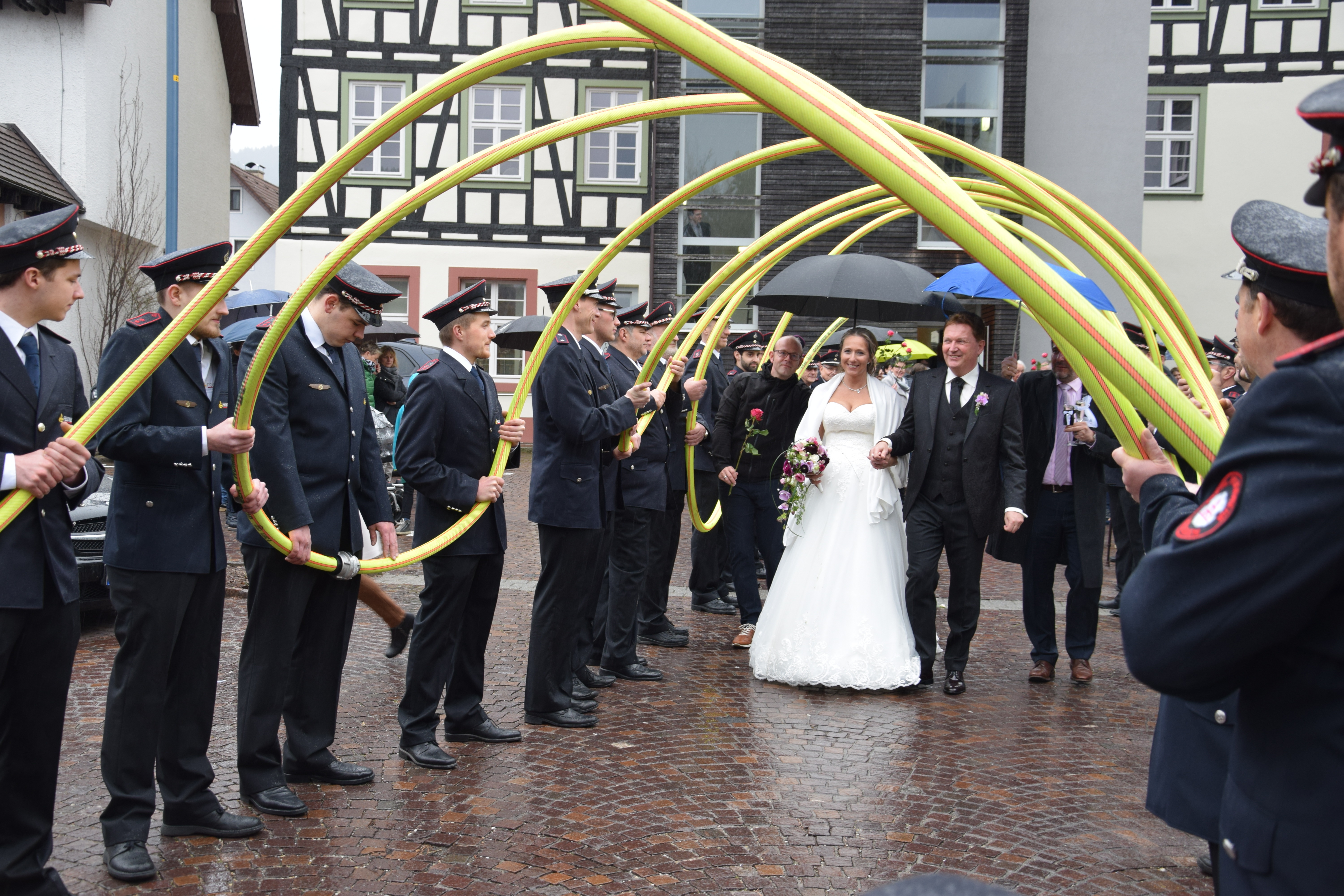 Die Freiwillige Feuerwehr formte mit ihrem Schlauch ein besonderes Ehrenspalier.