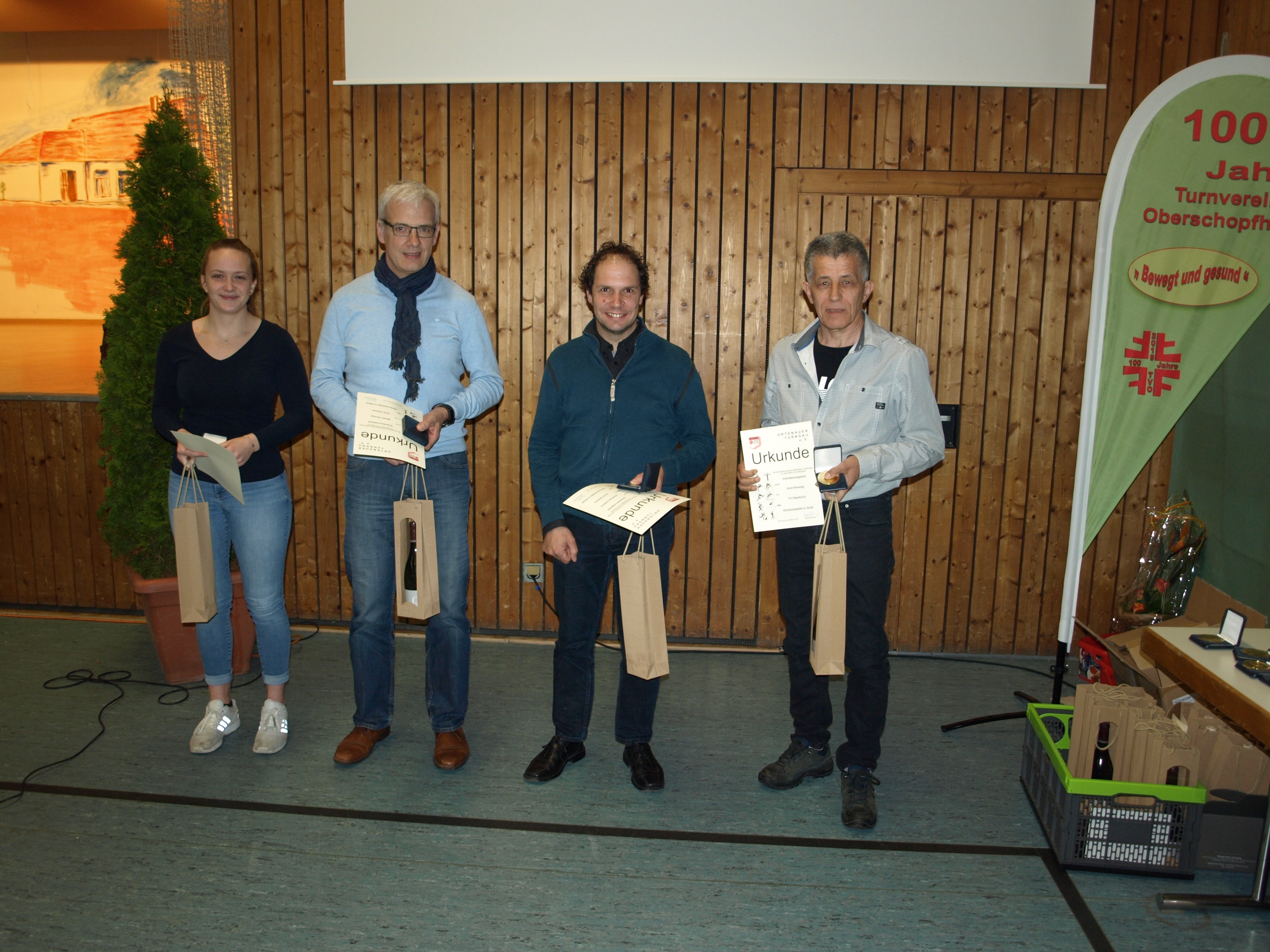 Sportlerehrung: von links: Ehrenmedaille in Gold: Svenja Bittiger, Mehrkampf, Deutsche Meisterin im Jahnkampf bei den Deutschen Mehrkampfmeisterschaften in Einbeck 2018. Ehrendmedaille in Silber: Martin Herzog, Orientierungslauf 3. Platz bei den Baden-Württembergischen Meisterschaften Mitteldistanz und Staffel.
Andreas Hoferer, Orientierungslauf, 2. Platz Baden-Württembergische Meisterschaft Mitteldistanz und Staffel.
Ehrenmedaille in Gold: Emil Kimmig, Orientierungslauf, Deutscher Meister in der Mittel- und Langdistanz