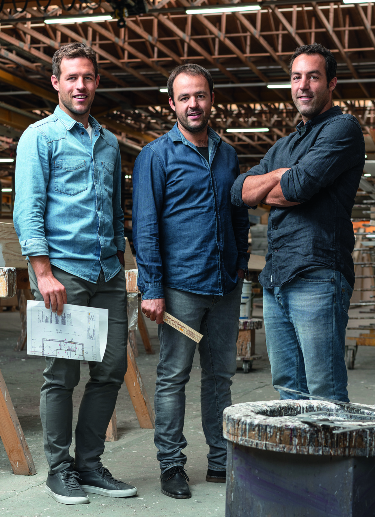 Die drei Brüder Jonas, Paul und Lukas Frammelsberger in der Produktionshalle des elterlichen Holzbau-Unternehmens