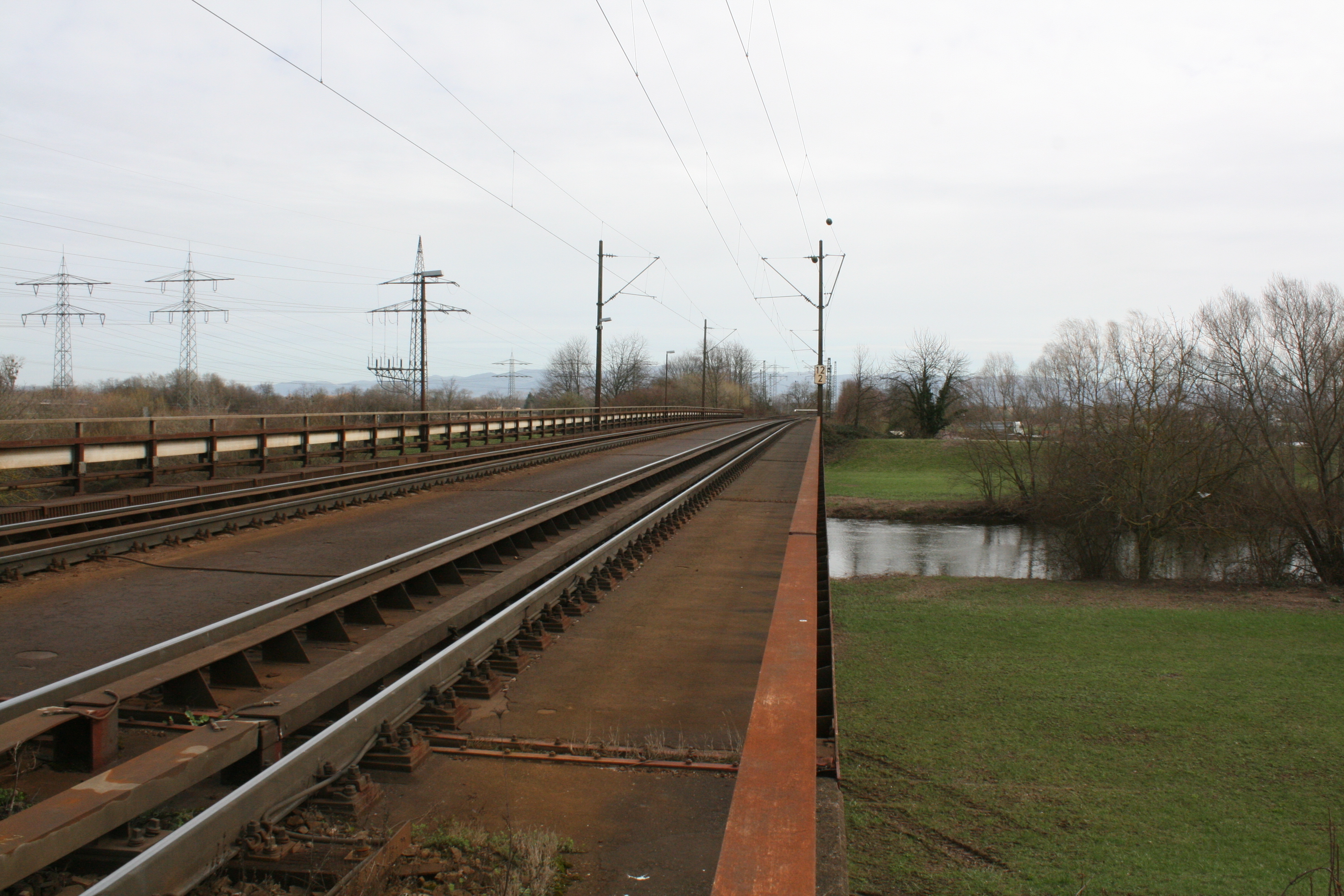 Die Eisenbahnbrücke über die Kinzig wird ebenfalls um ein Gleis erweitert und damit erneuert.