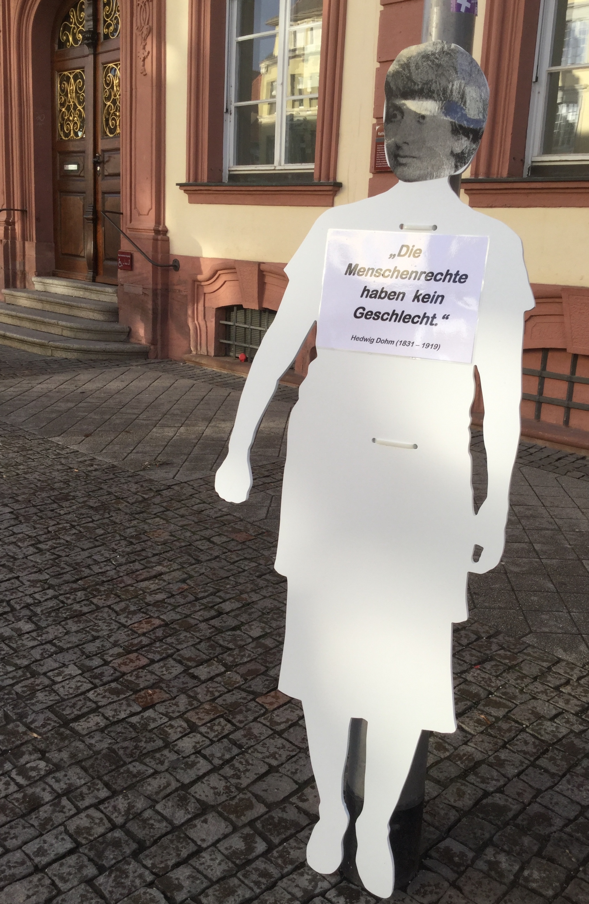 31 Frauenfiguren stehen seit dem internationalen Frauentag in der Offenburger Innenstadt. Fünf davon sind bereits beschädigt.