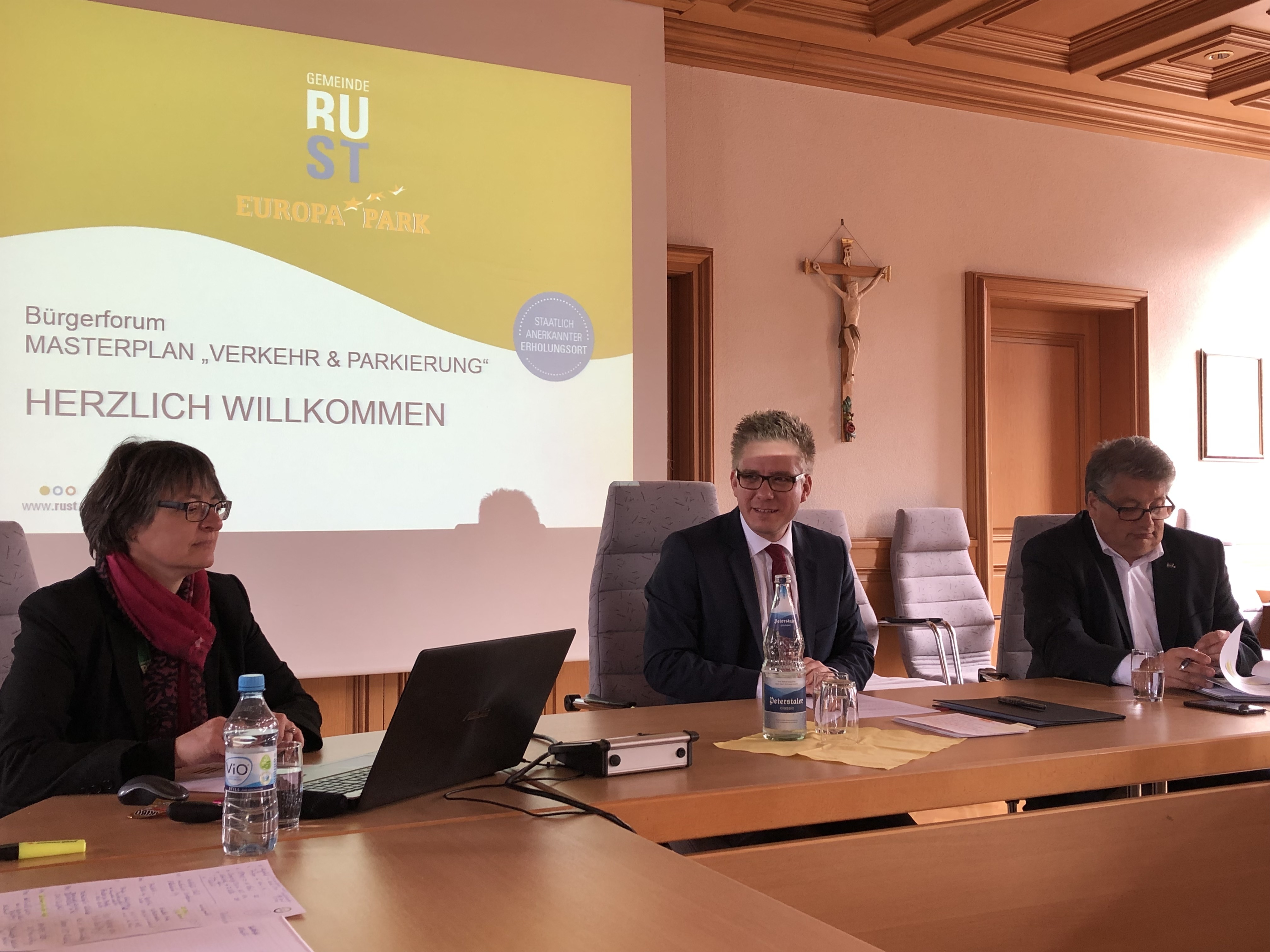 Präsentierten gestern den Masterplan "Verkehr & Parkierung" (v. l.): Pressesprecherin Gabriele Häcker, Bürgermeister Kai-Achim Klare und Michael Kreft von Byern, Beauftragter der Europa-Park-Geschäftsführung