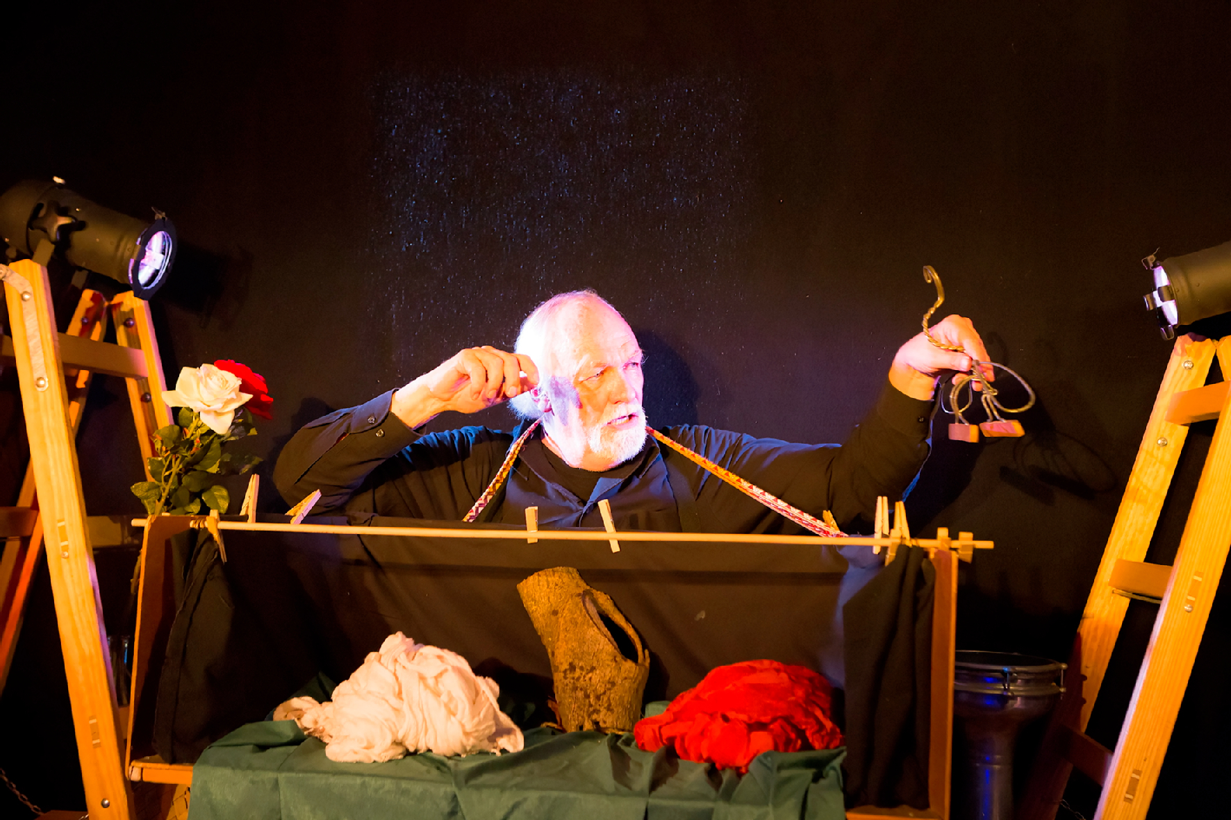 Martin Hinders Bauchladentheater zeigt "Göttervögel".