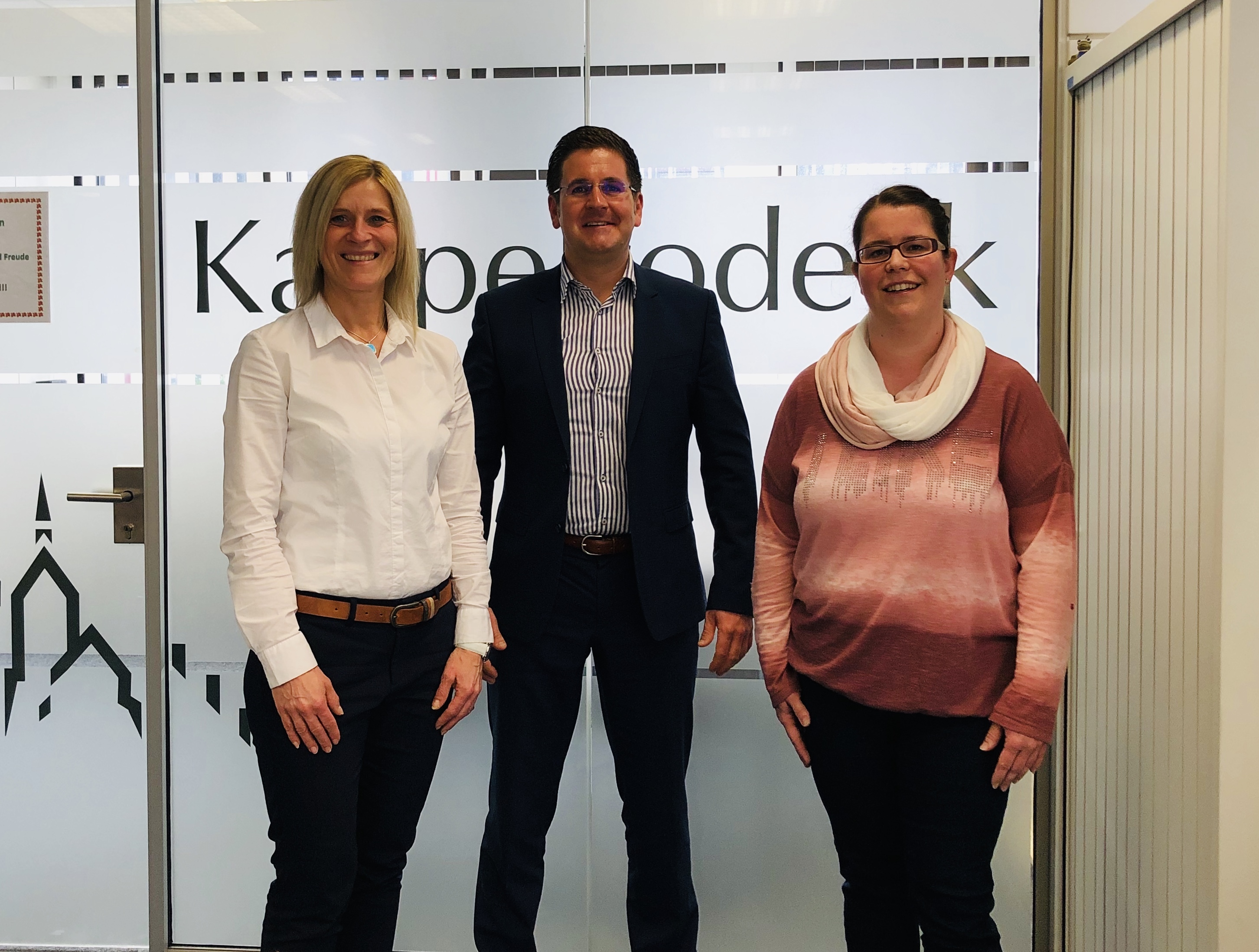 Bürgermeister Stefan Hattenbach (M.) begrüßt Natalie Hahn (l.) und Stefanie Kunz.