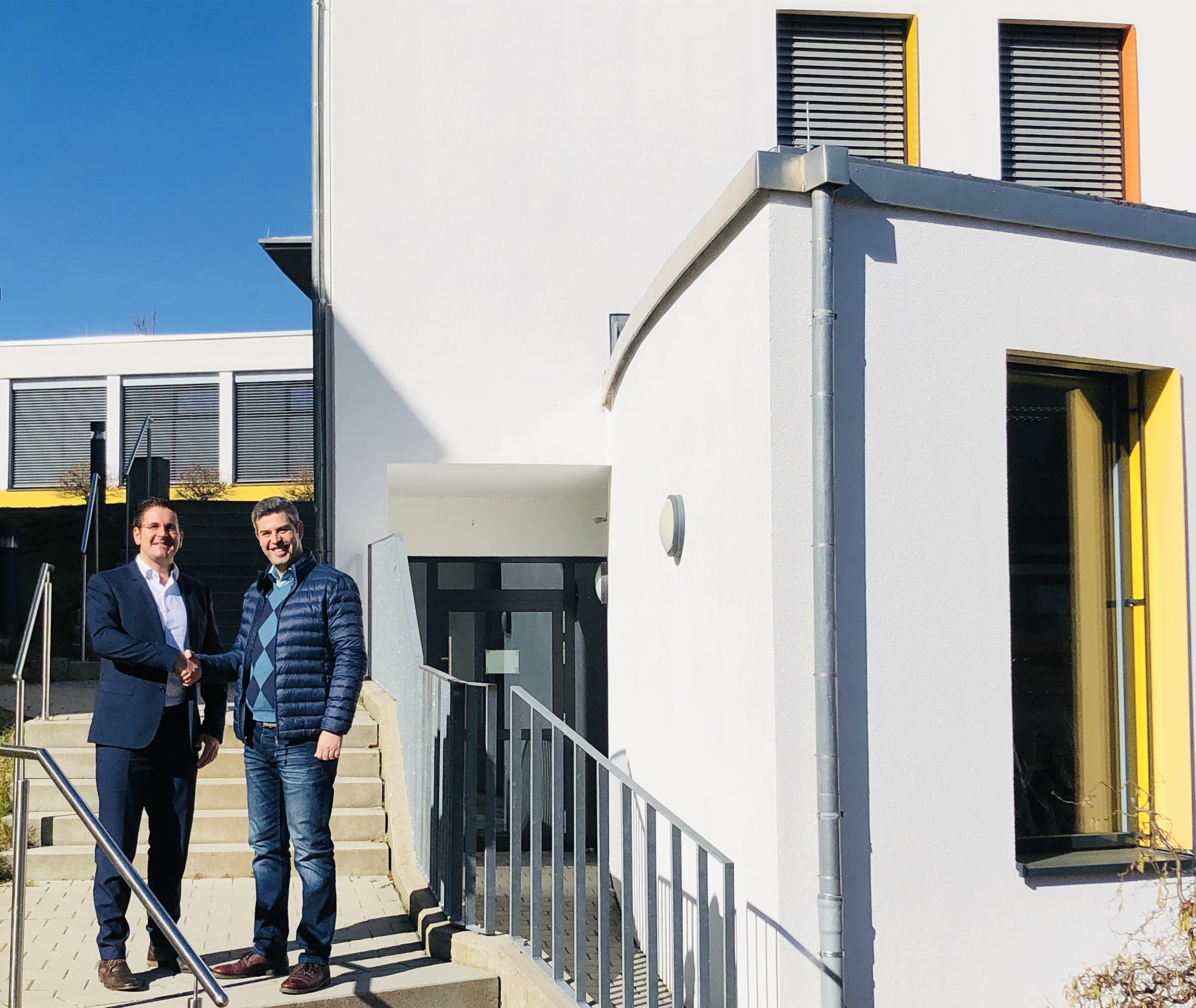 Bürgermeister Stefan Hattenbach (l.) begrüßt den neuen Schulsozialarbeiter Andi Pfützner im Achertal.