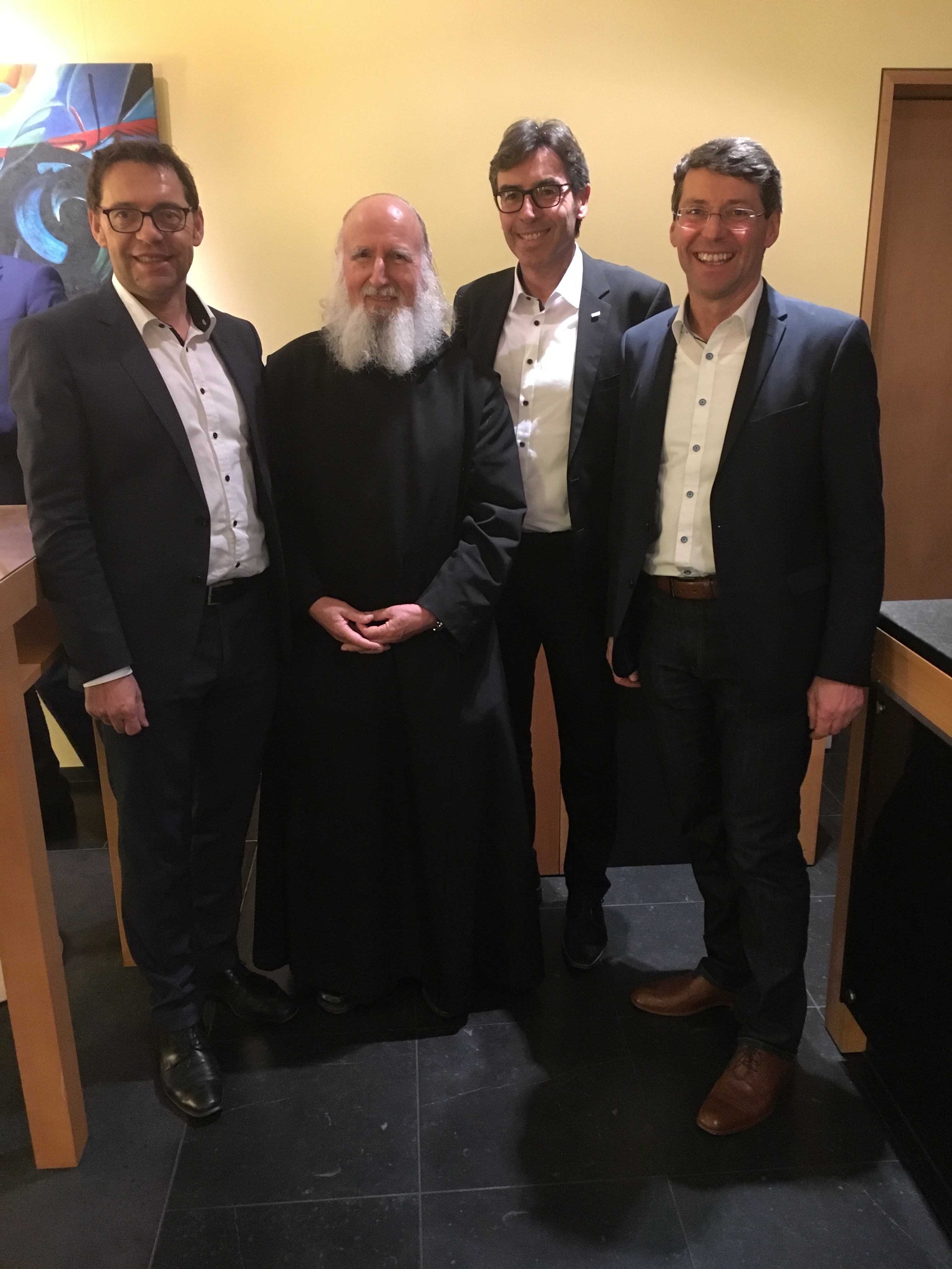 Acherns Oberbürgermeister Klaus Muttach (l.), Renchens Bürgermeister Bernd Siefermann (2. v. r.) sowie Ettenheims Bürgermeister Bruno Metz (r.) trafen Pater Anselm Grün.