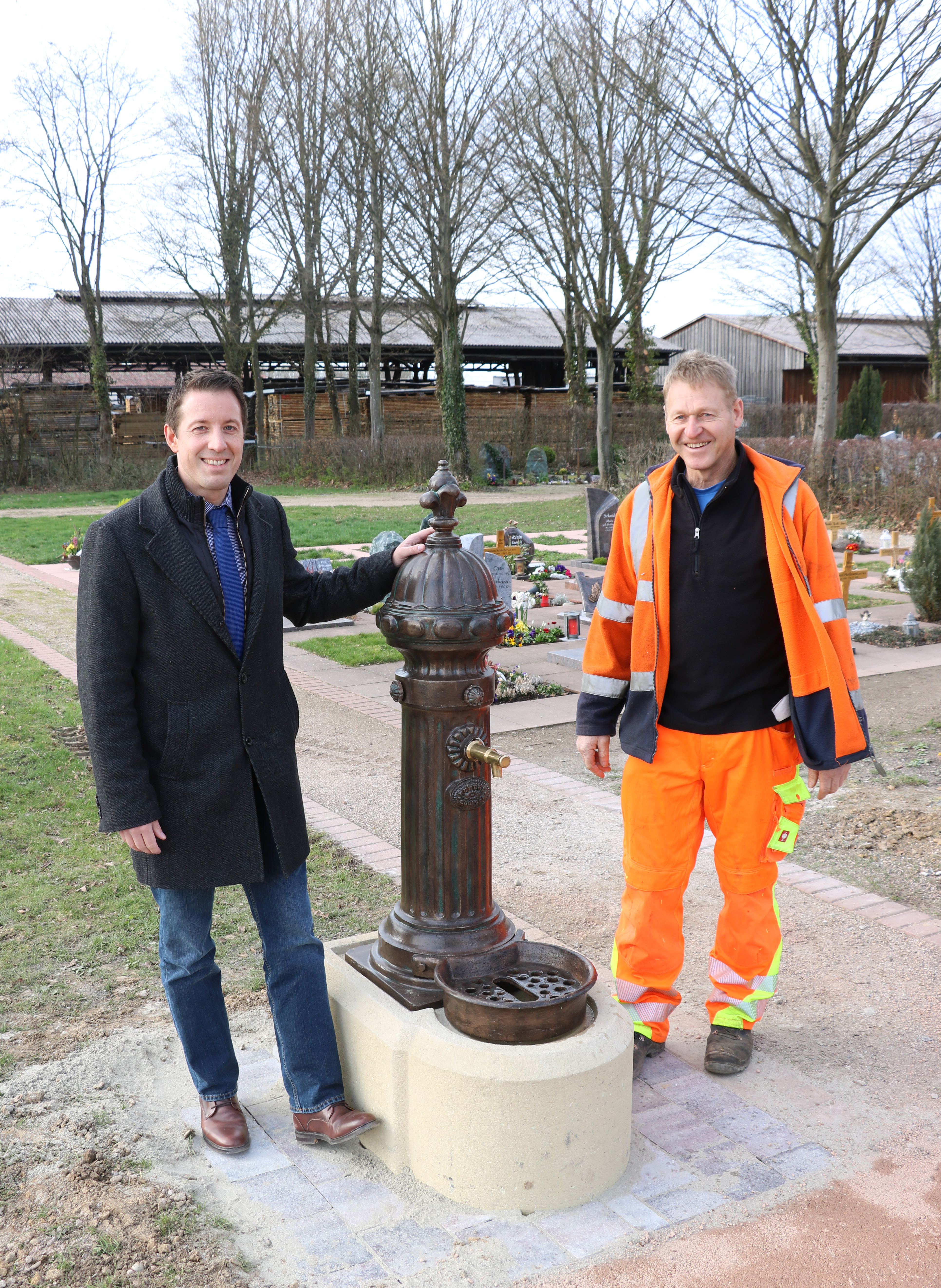 Bürgermeister Manuel Tabor und Bauhofleiter Bruno Vollmer beim neuen Brunnen