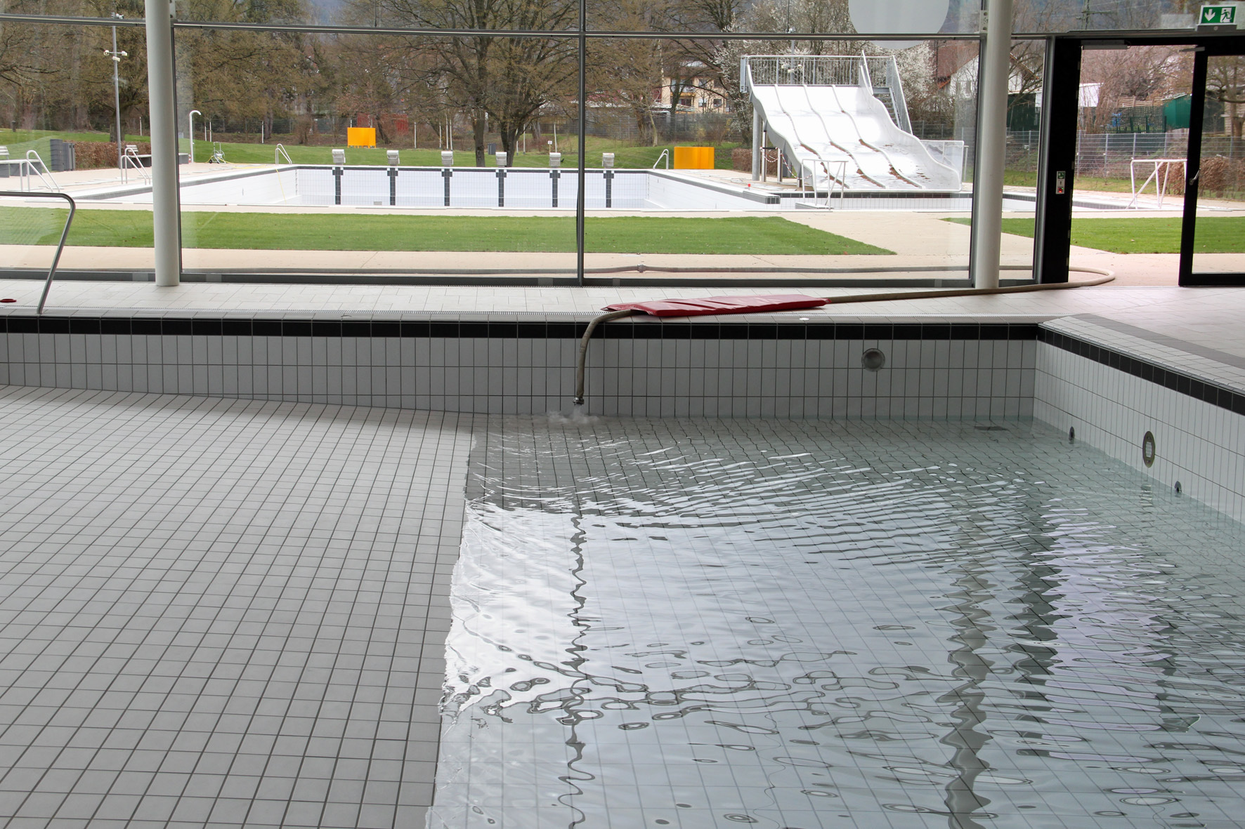 Das Wasser läuft langsam wieder rein.