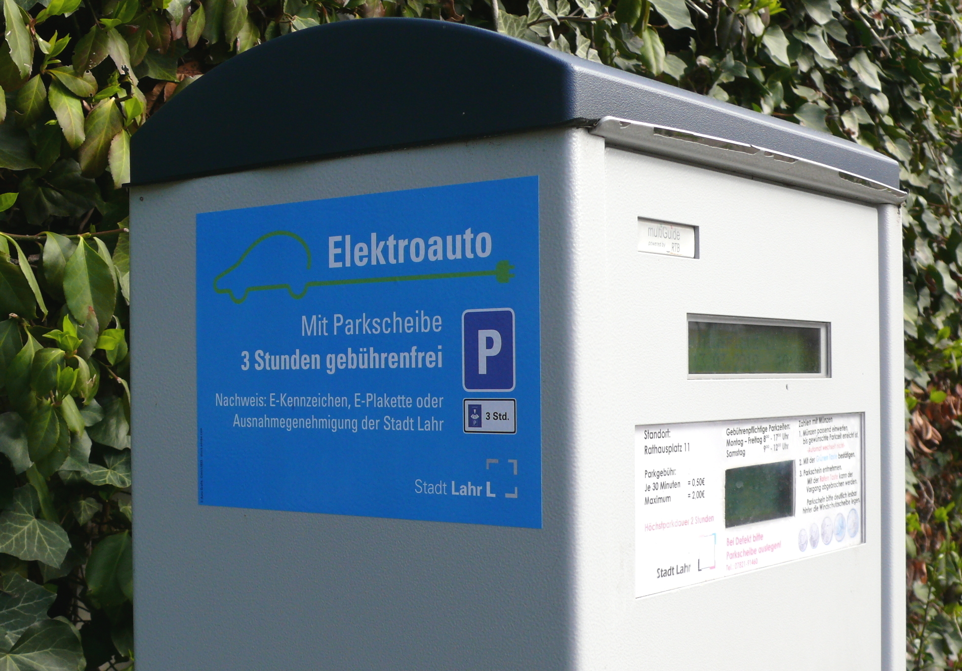 Hinweis für Elektroautos auf einem Parkscheinautomat in Lahr