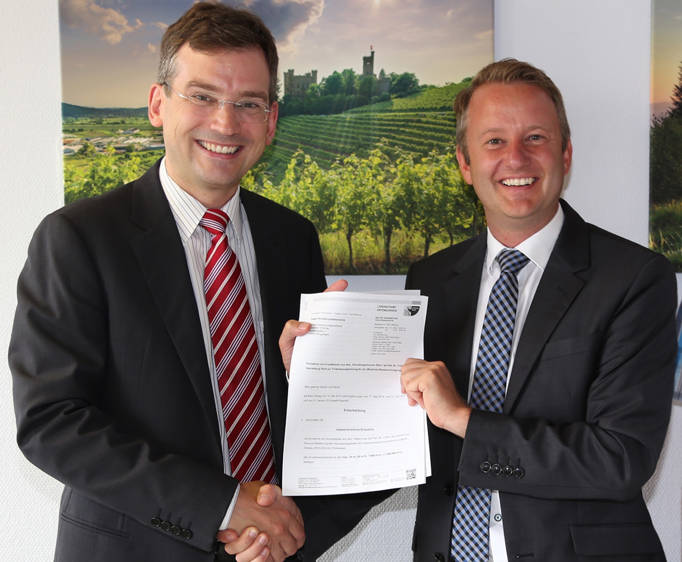 Dr. Nikolas Stoermer, Erster Landesbeamter des Ortenaukreises, und Ringsheims Bürgermeister Pascal Weber freuen sich über das Inkrafttreten der neuen Schutzgebietsverordnung.