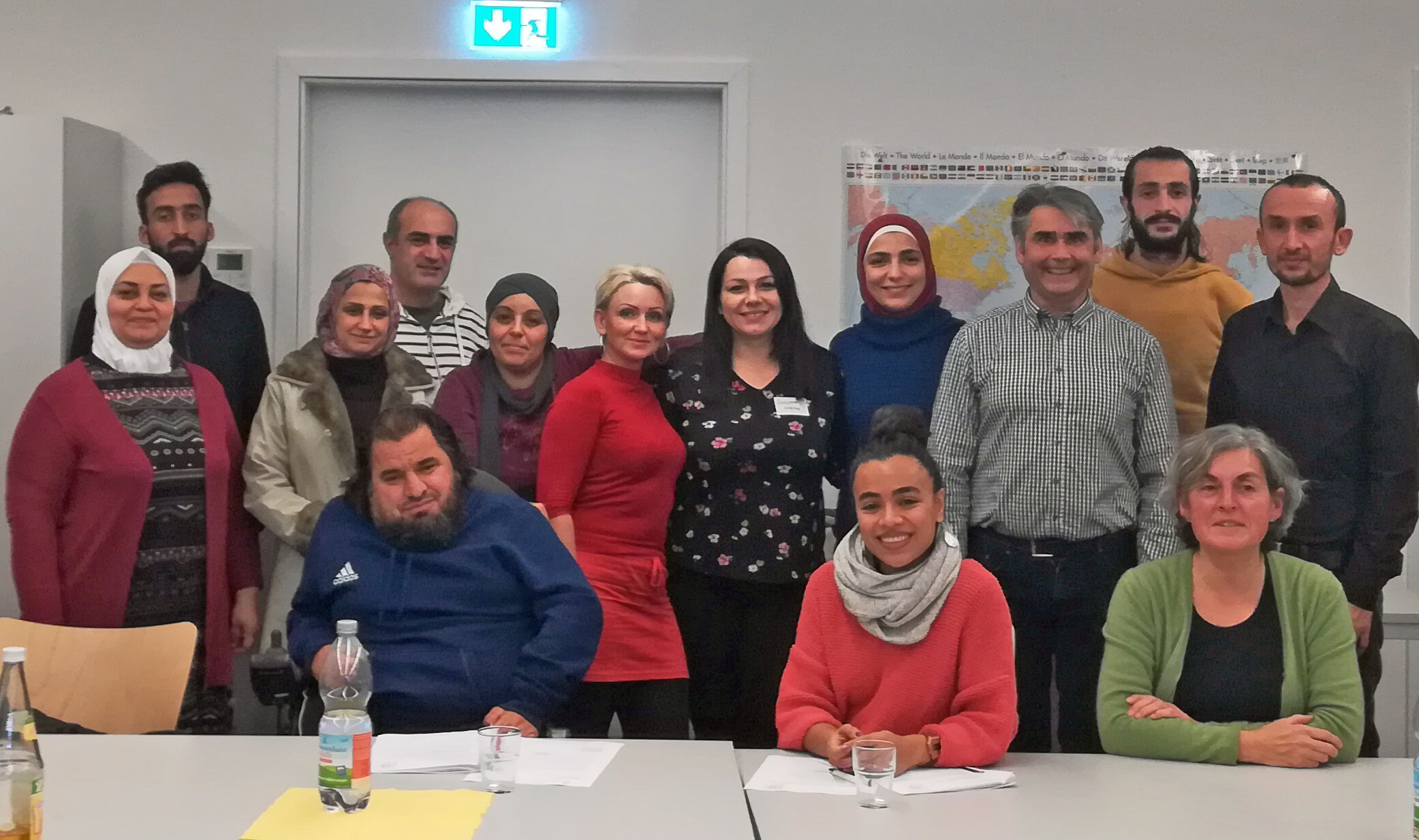 Die neuen Dolmetscher bei ihrer Schulung im November mit Edgar Berg vom Diakonischen Werk (dritte, stehende Person von rechts) und Claudia Mündel, Leiterin der Gemeinwesenarbeit Kreuzmatt (vorne rechts)