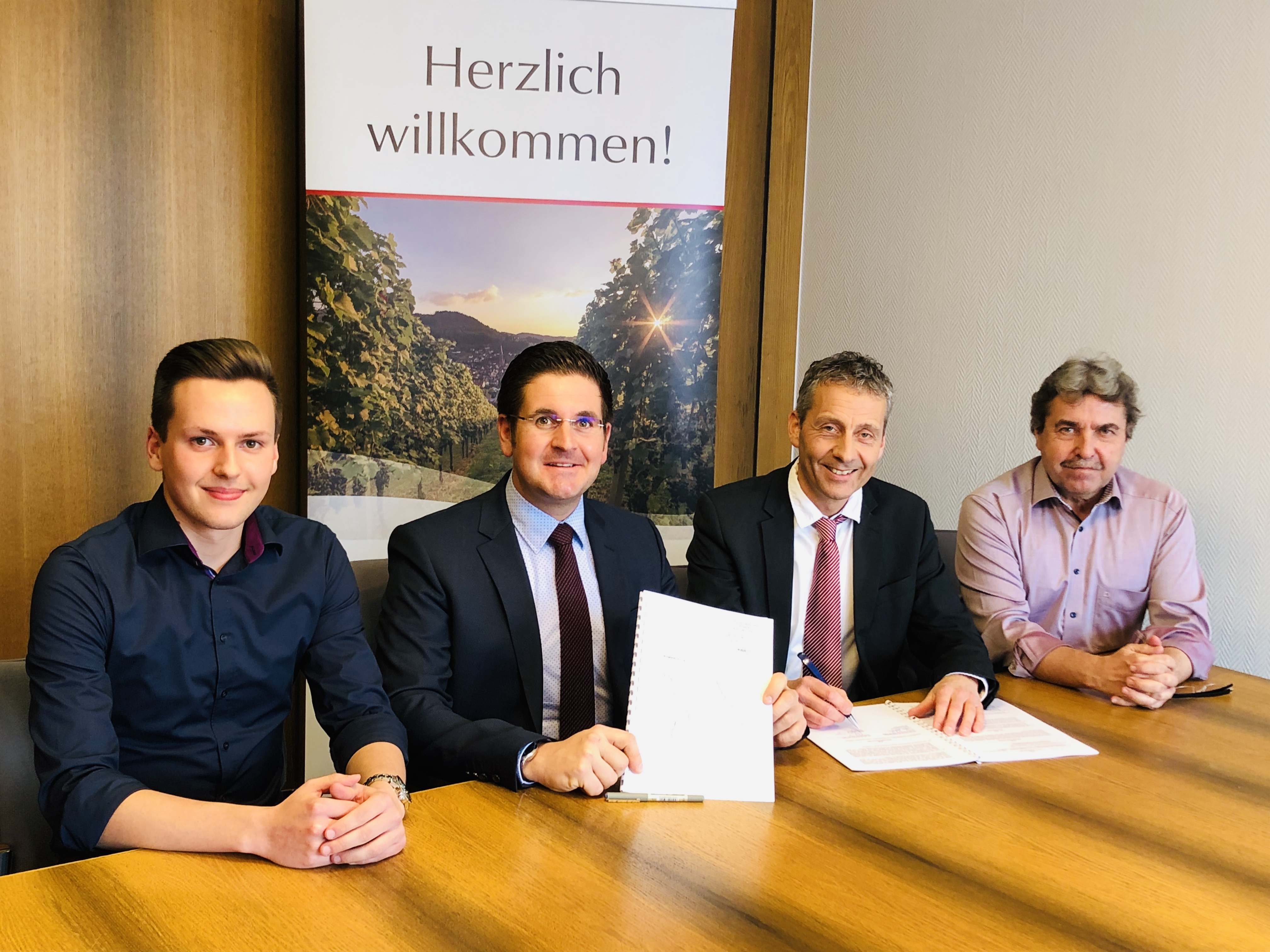Fabian Bimmerle vom Bauamt Kappelrodeck (v. l. n. r.), Bürgermeister Stefan Hattenbach sowie Geschäftsführer Stefan Ursprung (KBB) und Bauamtsleiter Paul Huber bei der Unterzeichnung des Vertrages zur städtebaulichen Entwicklung.
