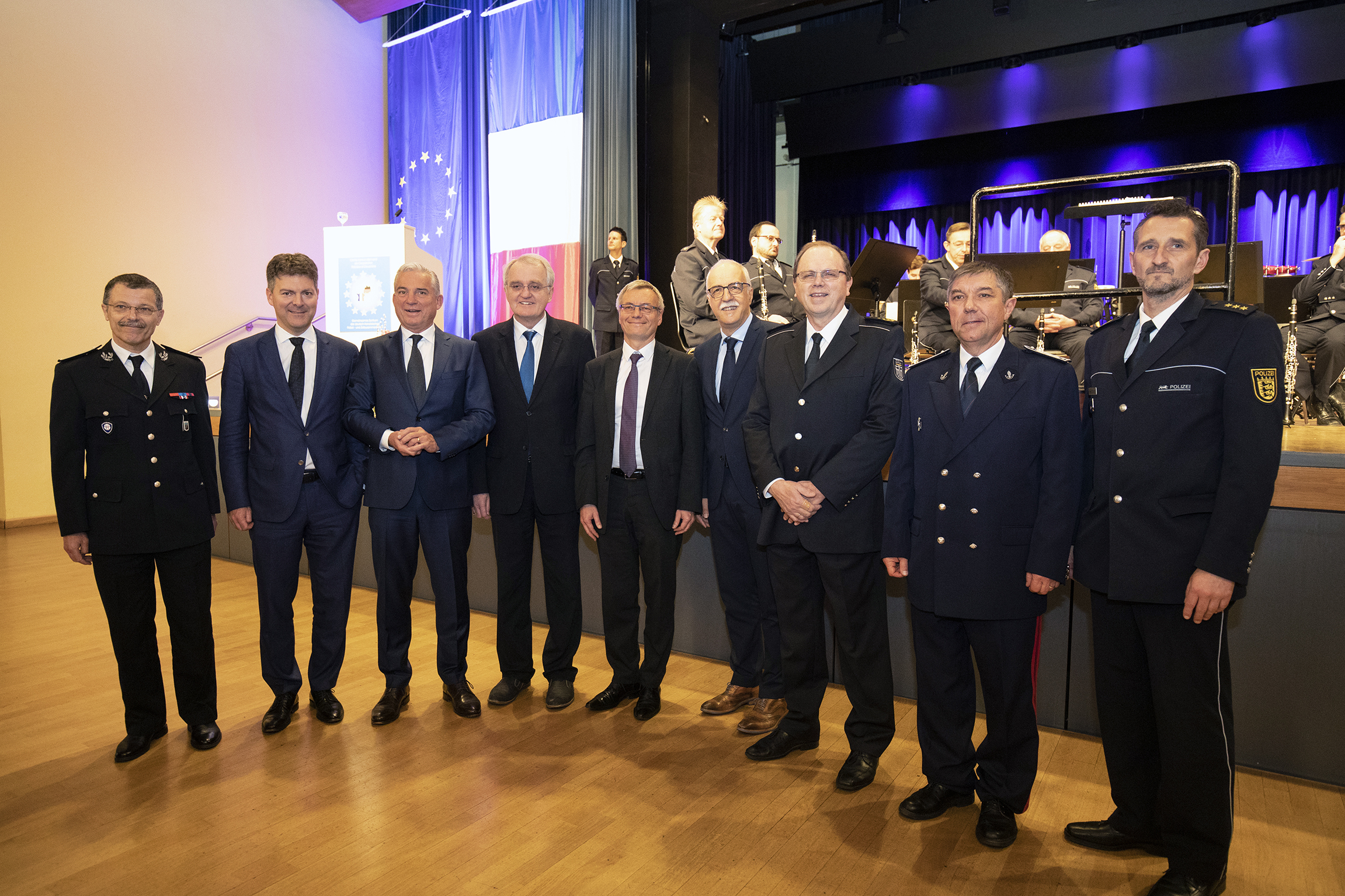 Fernand Gontier, Directeur Central de la Police Aux Frontiéres, (Leiter der Zentraldirektion der französischen Grenzpolizei)
Andreas Schwab, Mitglied des Europäischen Parlaments, Innenminister Thomas Strobl, Rainer Wieland MdEP, Vizepräsident des Europäischen Parlaments, Dominique Schuffenecker, stellvertretende Präfekt der Region Grand Est in Straßburg,
Toni Vetrano, Oberbürgermeister Stadt Kehl, Hans Josef Haas, Vizepräsident der Generalzolldirektion,
Gil Lorenzo, Sous Directeur des douanes en charge des affaires juridiques et de la lutte contre la fraude (Abteilungsleiter in der Generalzolldirektion, verantwortlich für rechtliche Angelegenheiten sowie für Zoll- und Schmuggeldelikte) Dirk Herzbach, deutscher Koordinator GZ Kehl Landeskriminalamt Baden-Württemberg (von links nach rechts)