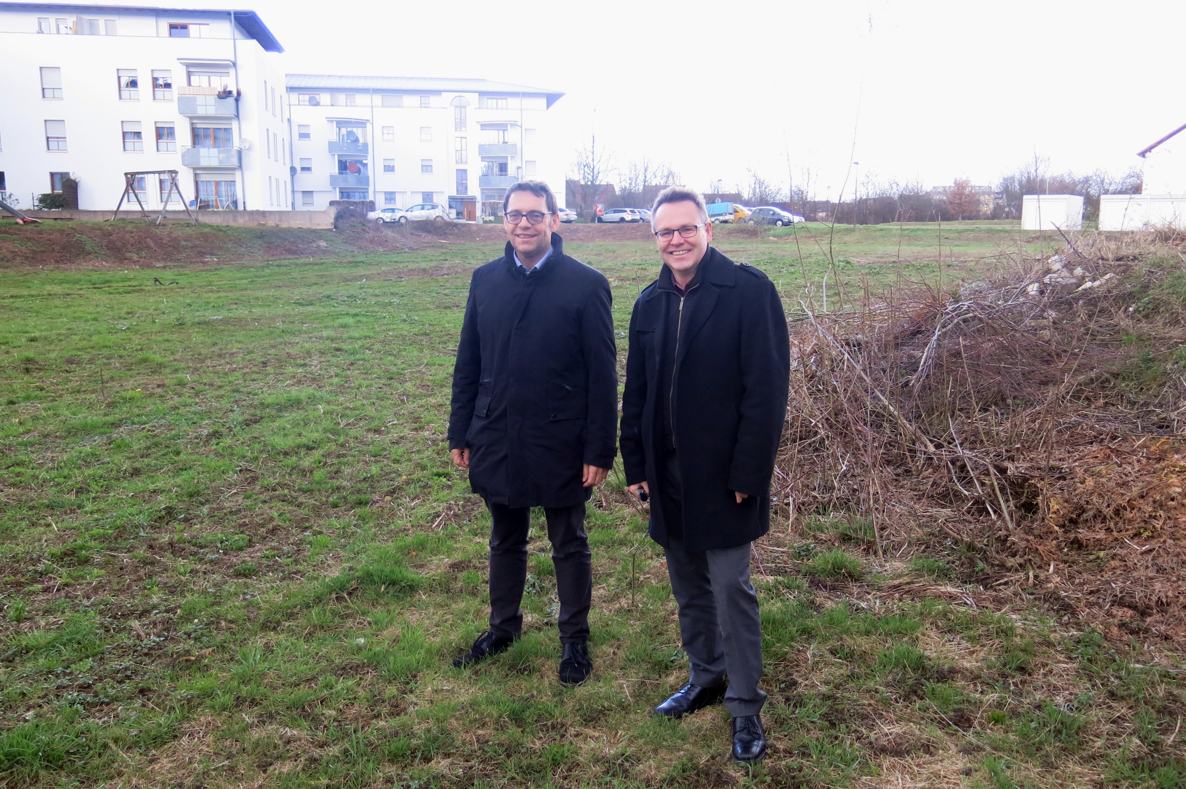 Oberbürgermeister Klaus Muttach (l.) und Rolf Bertram, Fachbereichsleiter Stadtplanung und Tiefbau, stehen auf dem Gelände Brachfeld IV.