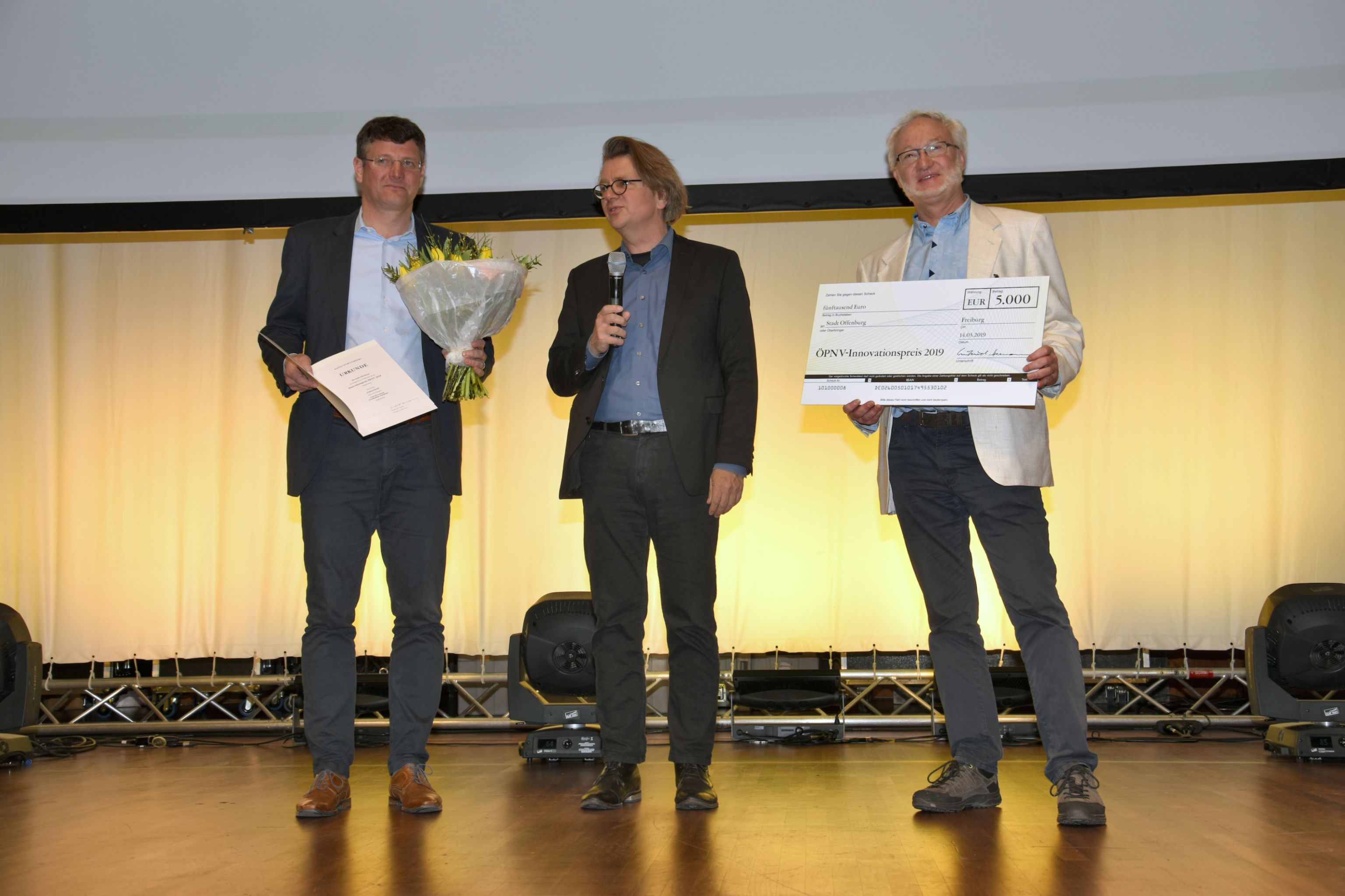 Bürgermeister Oliver Martini (l.) und Stabsstellenleiter Mathias Kassel (r.) nehmen den Preis von Gerd Hickmann vom Verkehrsministerium entgegen.